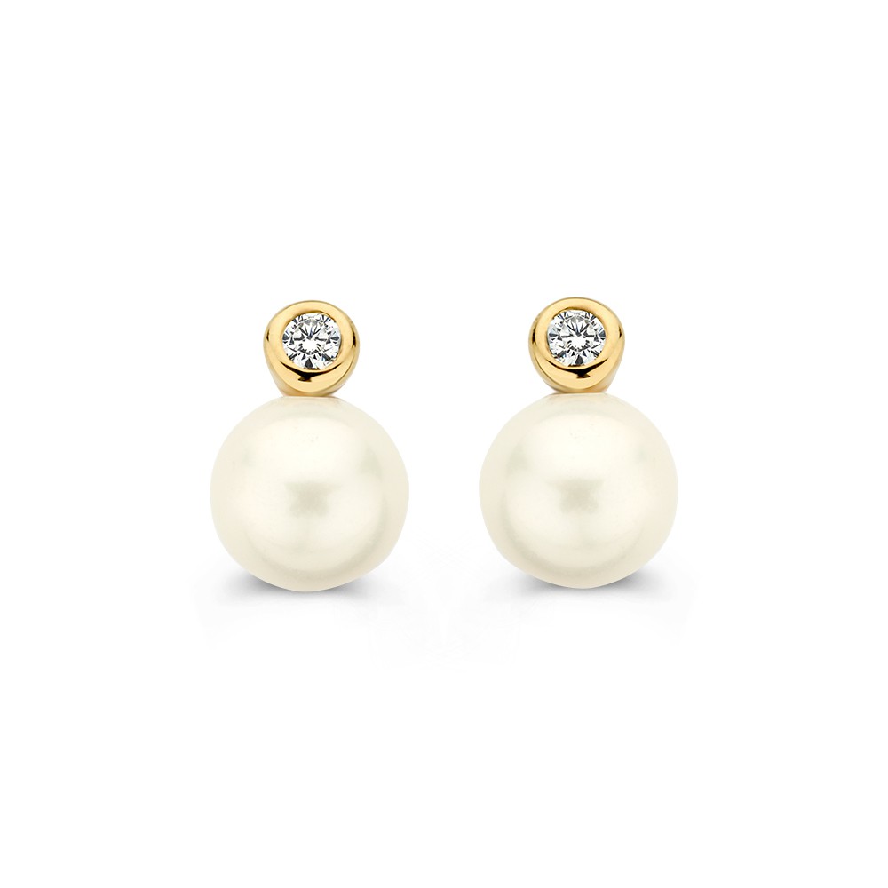 Gouden oorstekers met parel en zirkonia.
