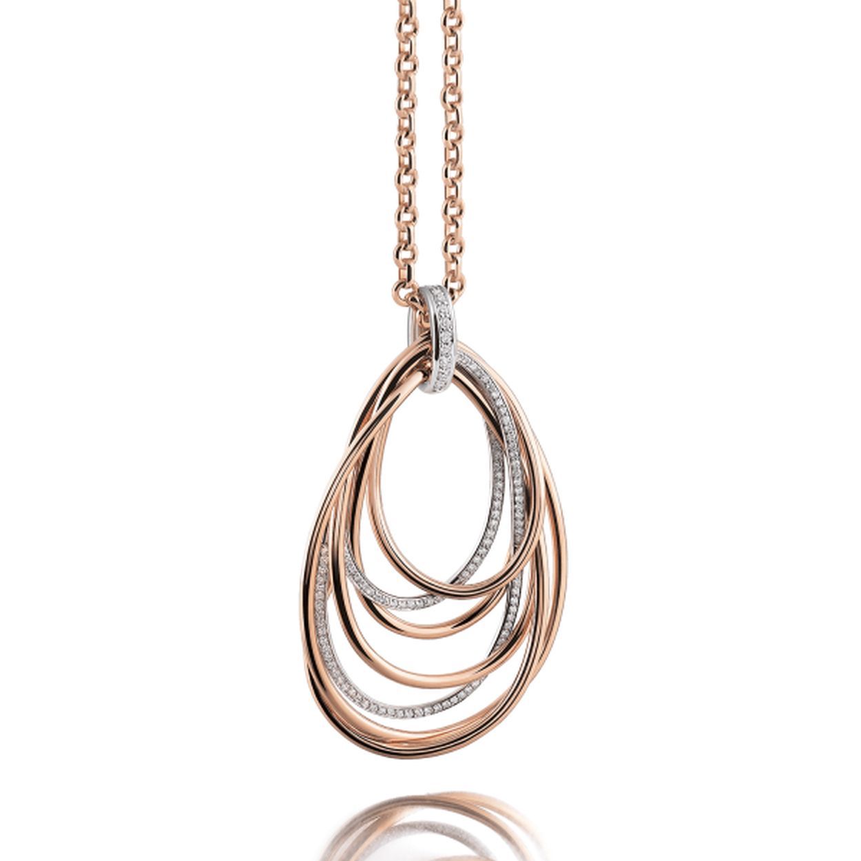 Deze prachtige 18krt rosegouden hanger exclusief collier uit de Mezzaluna lijn is voorzien van maar liefst 114 briljant geslepen diamanten, 0.93ct.

A declaration of love to the moon!
Oogverblindende ringen in de vorm van een halve maan houden tedere details vast die alleen bedoeld zijn voor de ogen van hun drager.