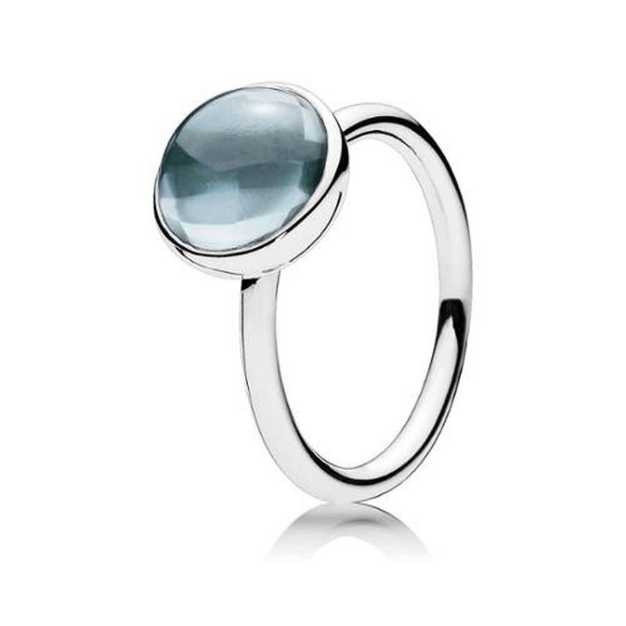 Ring van Pandora: Aqua Blauw Waterdruppel. Ring met aan de bovenzijde een blauwe kristal. De rest van de ring is gemaakt van hoog kwalitatief (925 Sterling) zilver. De materialen combineren op een schitterende manier met elkaar en zorgen voor een harmonieus karakter.