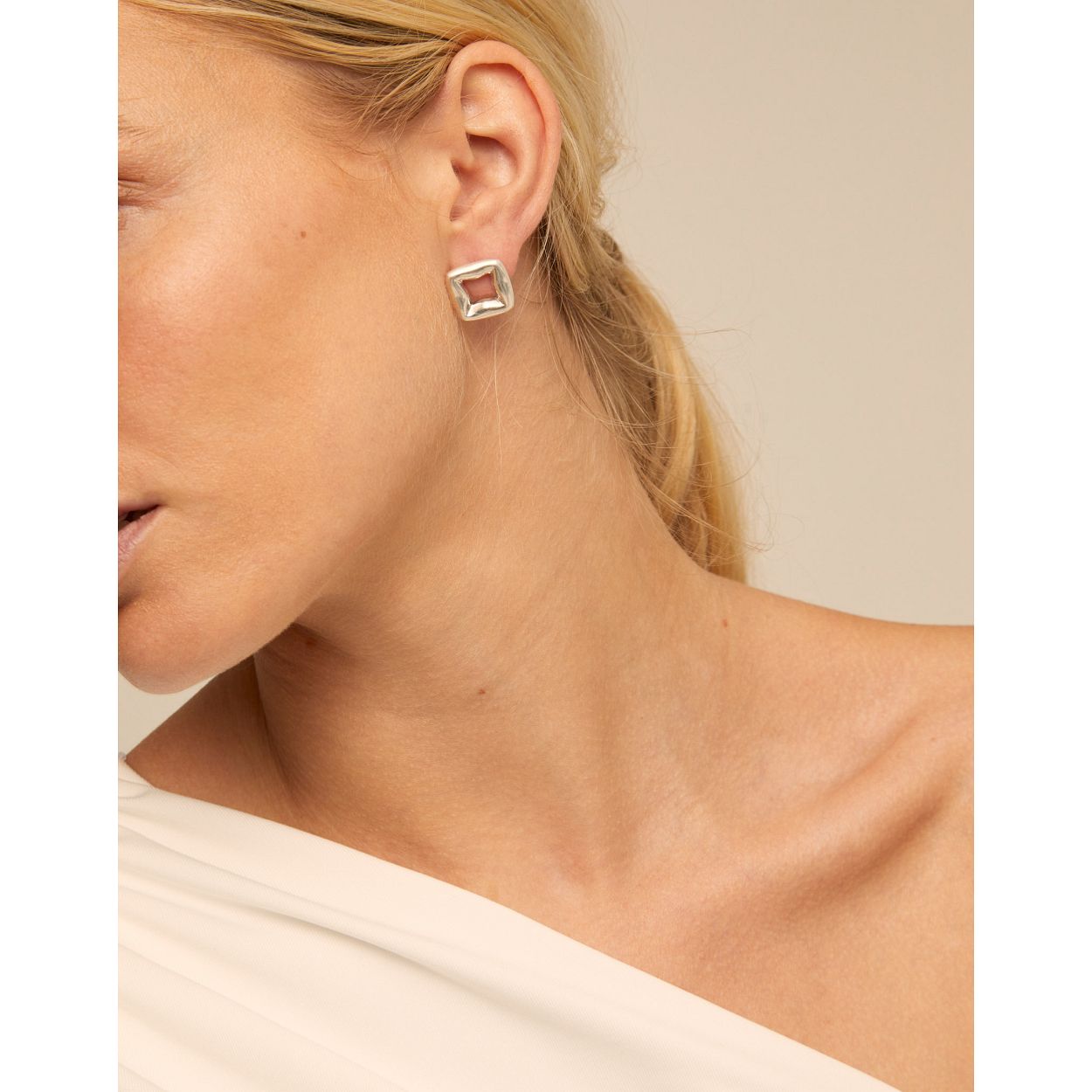 SILVER STUD EARRINGS WITH SMALL LINK SHAPE