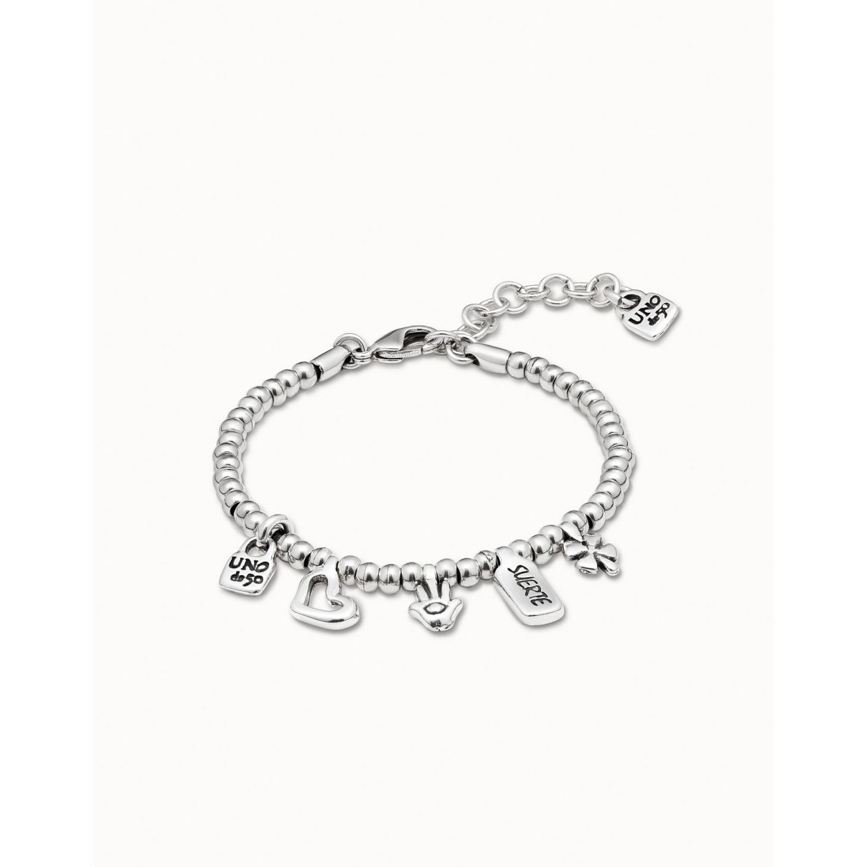 Deze armband is van het merk UNO de 50. De armband is gemaakt van edelmetaal en is zilver van kleur.