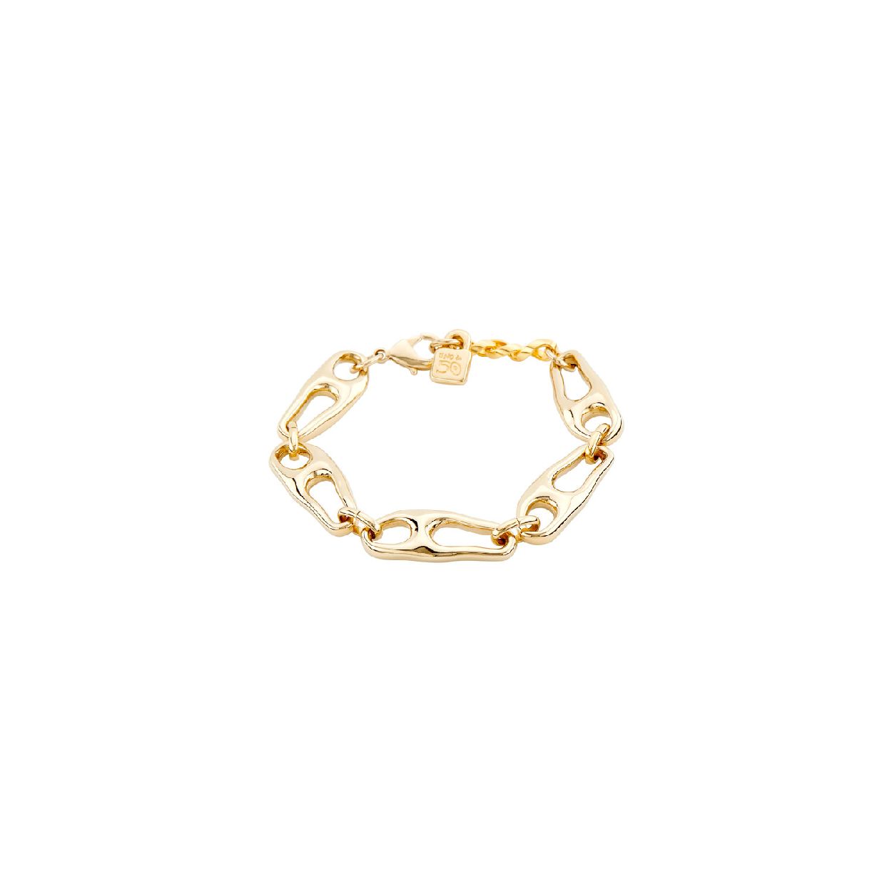 Deze armband is van het merk UNO de 50. De armband is gemaakt van edelmetaal en is goud van kleur.