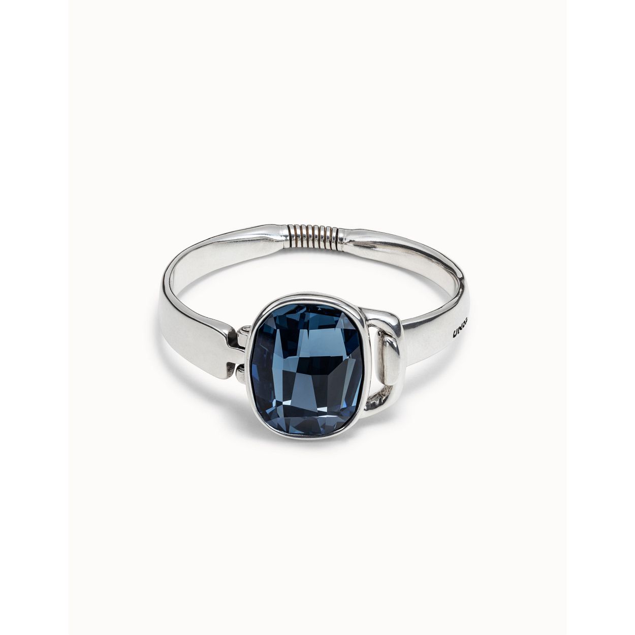 Deze armband is van het merk UNO de 50. De armband is gemaakt van edelmetaal en is blauw van kleur.