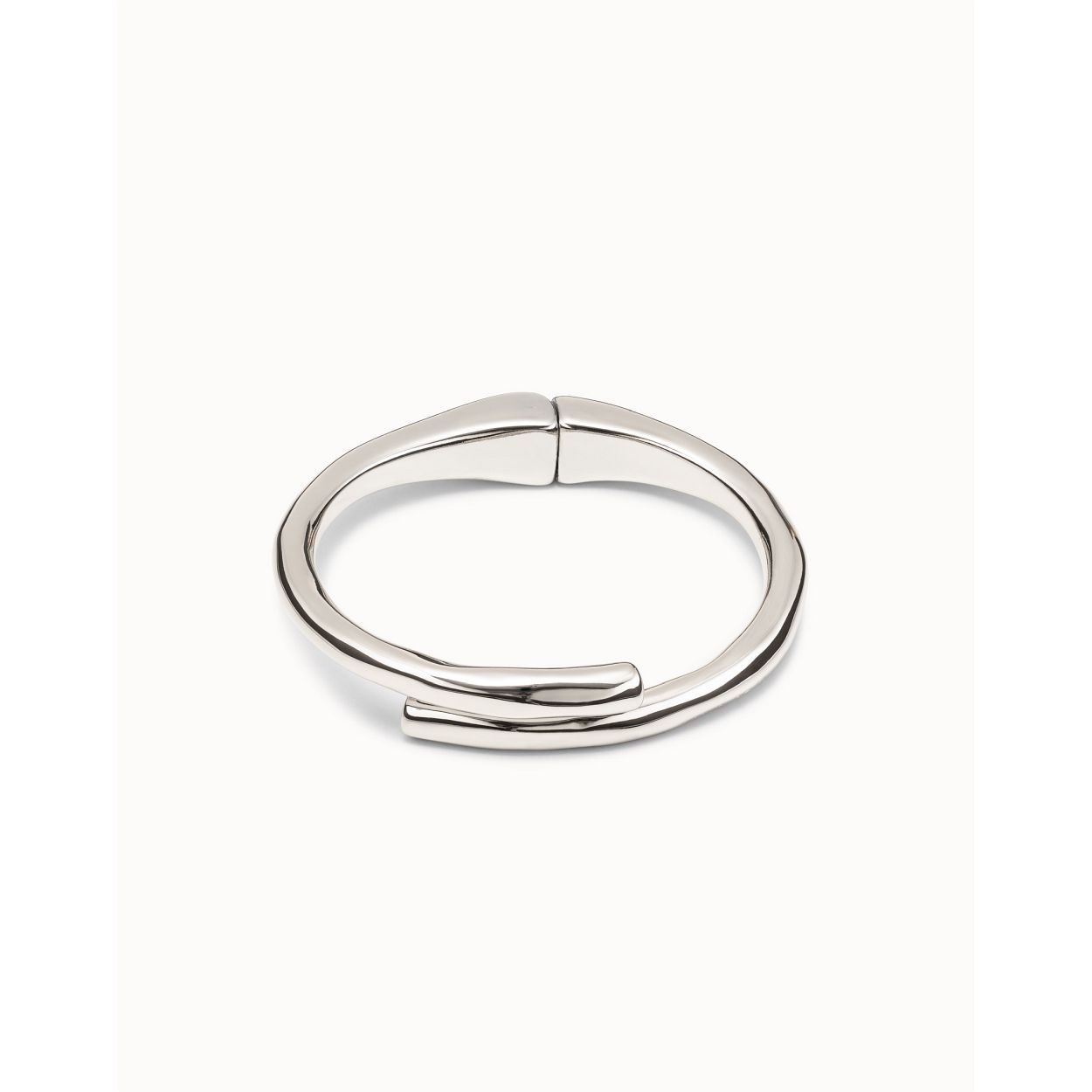VERZILVERDE BUISVORMIGE GEGOTEN METALEN ARMBAND MET VERBORGEN VEER
