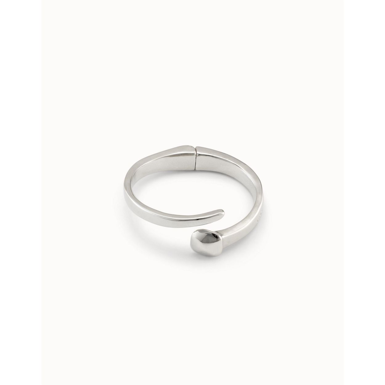 Dit is een ring van het merk Unode50. Het materiaal is  en de maat is . Daarnaast is het verguld in zilver.