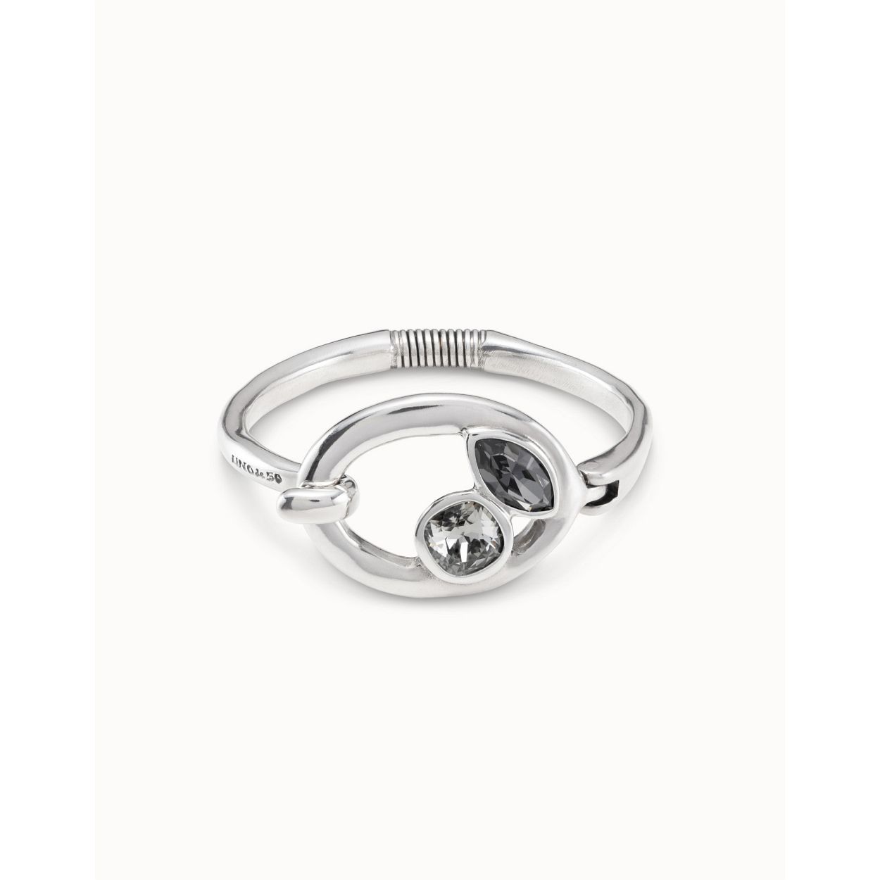 Dit is een ring van het merk Unode50. Het materiaal is  en de maat is . Daarnaast is het verguld in zilver.