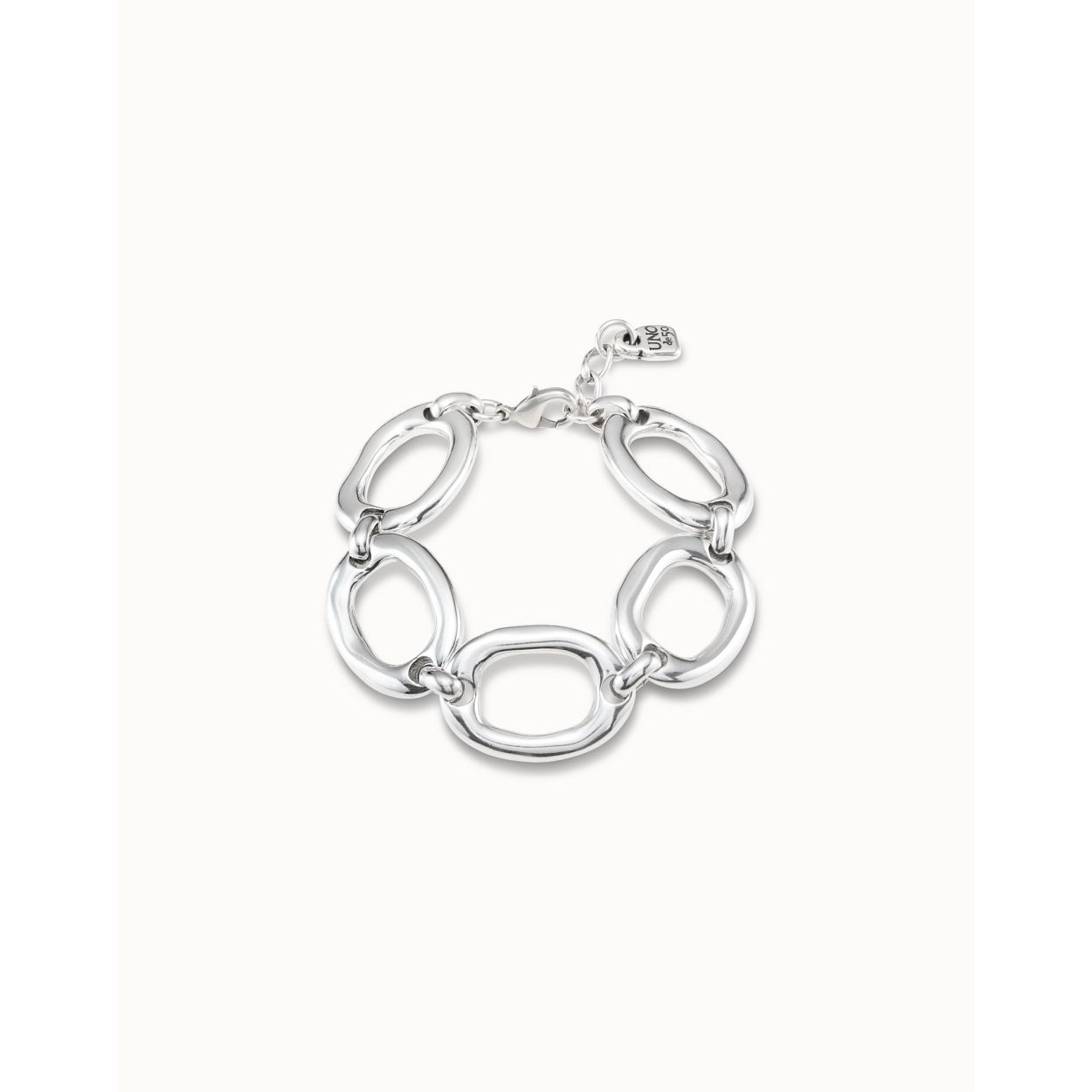 Deze Verzilverde armband van Uno de 50 heeft een uniek en opvallend ontwerp, perfect voor iedere moderne vrouw. De armband is handgemaakt in Spanje en voorzien van het kenmerkende Uno de 50 stempel. Draag deze armband alleen als statementstuk of combineer hem met andere armbanden voor een trendy look. De armband is verstelbaar voor een perfecte pasvorm. Laat je creativiteit de vrije loop en rock deze armband op jouw eigen unieke manier!