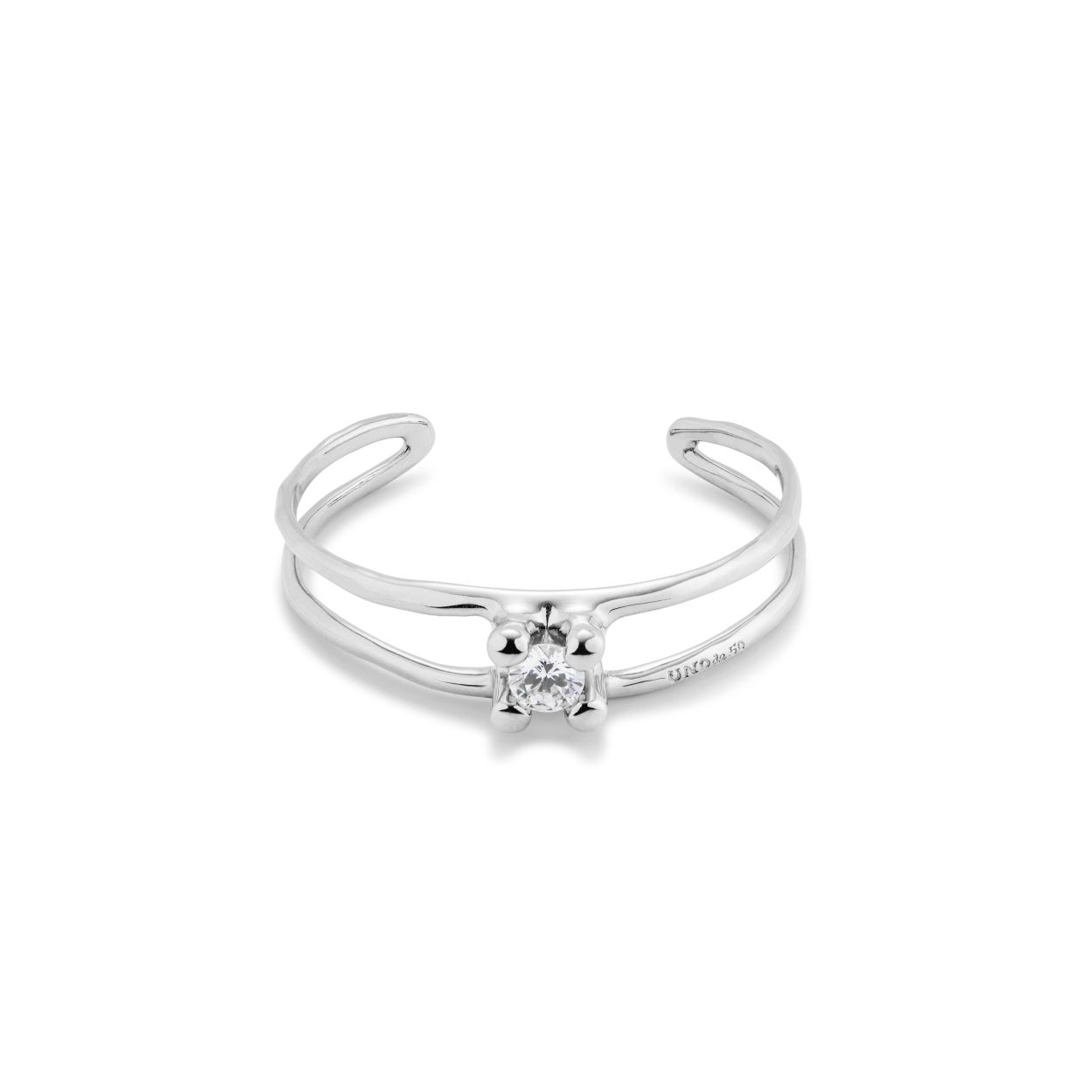 Dit is een armband van het merk UNOde50. Het is gemaakt van kristal.