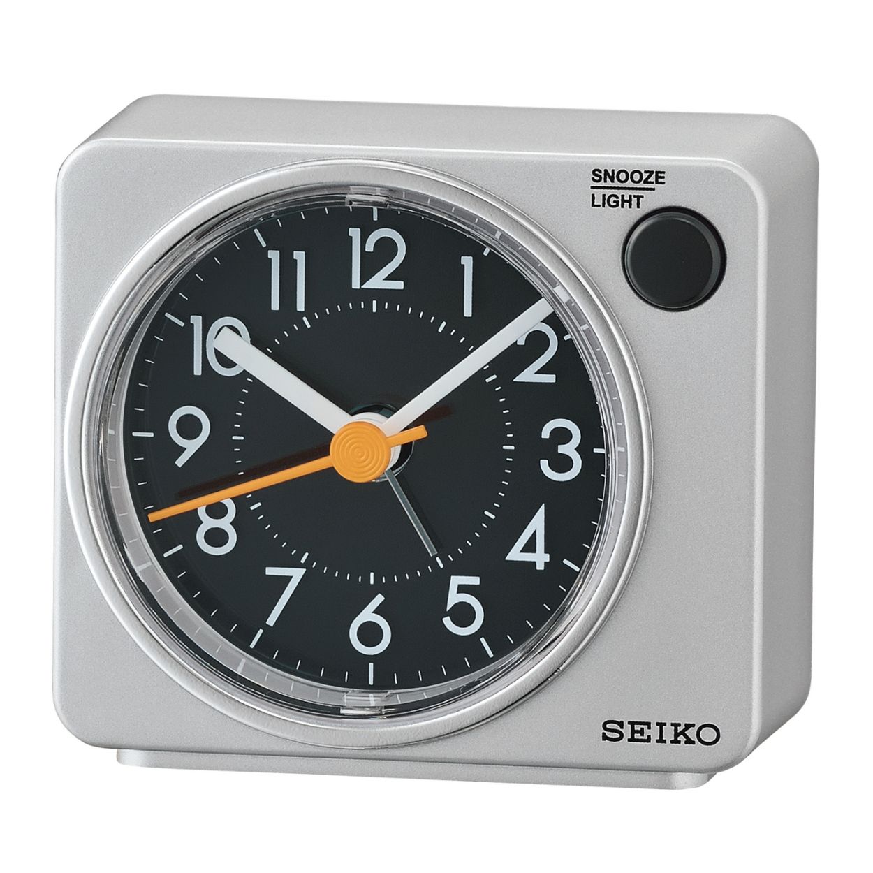 Deze wekker is van het merk Seiko. De wekker heeft een lengte van 75 millimeter, een hoogte van 65 millimeter en een dikte van 35 millimeter. De wekker is grijs van kleur.