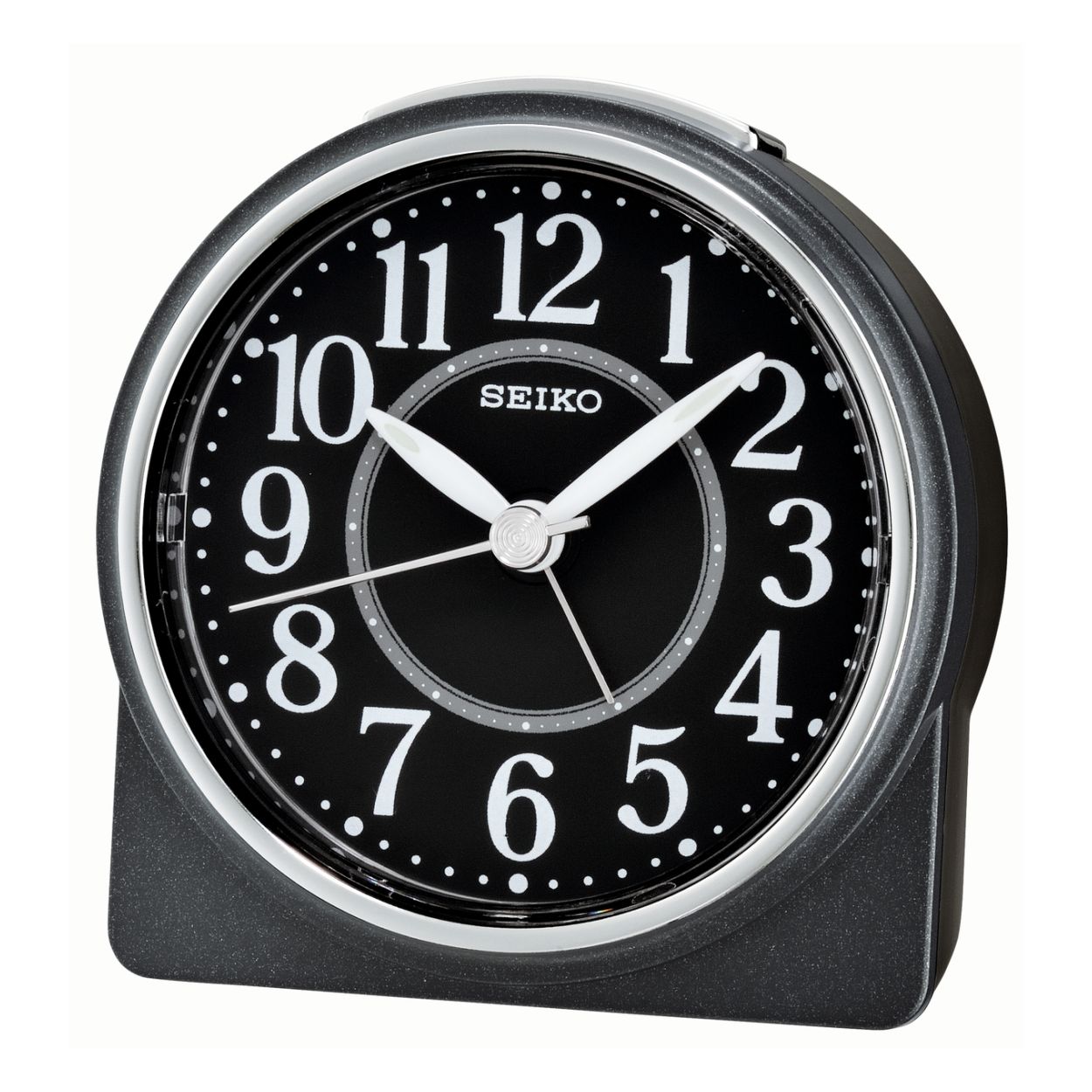 Deze wekker is van het merk Seiko. De wekker heeft een lengte van 88 millimeter, een hoogte van 95 millimeter en een dikte van 40 millimeter. De wekker is zwart van kleur.