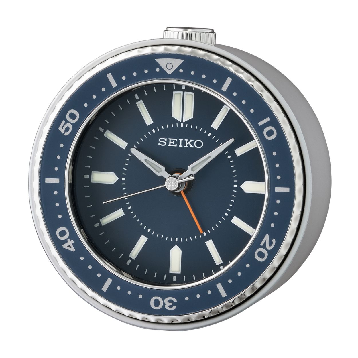 Deze wekker is van het merk Seiko. De wekker heeft een lengte van 95 millimeter, een hoogte van 94 millimeter en een dikte van 50 millimeter. De wekker is blauw van kleur.