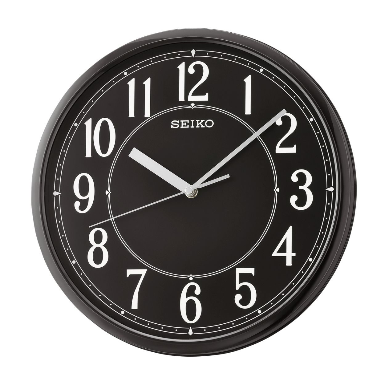 Deze wandklok is van het merk Seiko. De klok heeft een lengte van 310 millimeter, een hoogte van 310 millimeter en een dikte van 46 millimeter. De quarz gestuurde klok is zwart van kleur.