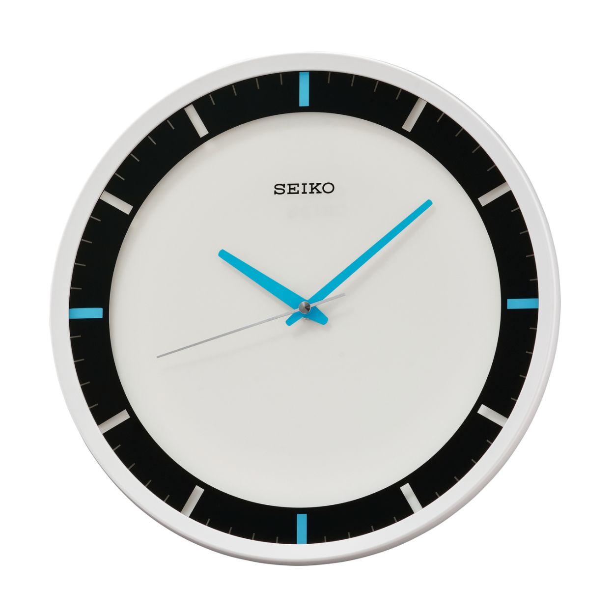 Deze wekker is van het merk Seiko. De wekker heeft een lengte van 307 millimeter, een hoogte van 307 millimeter en een dikte van 43 millimeter. De wekker is wit van kleur.