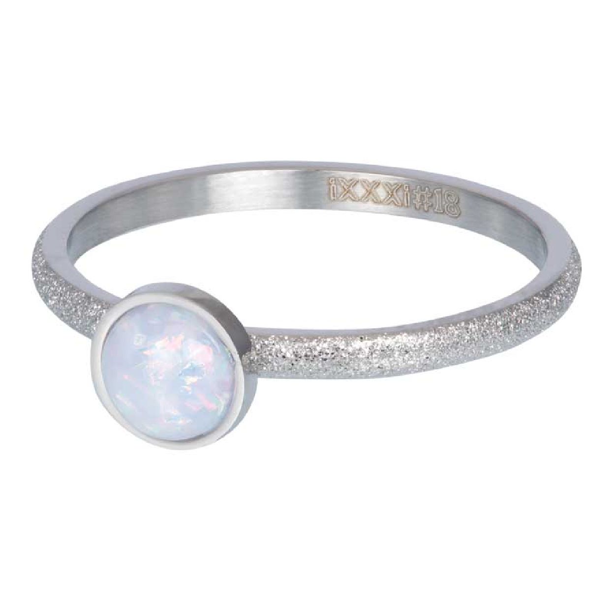 Dit is een sieraad van het merk iXXXi. Het is een Yuki ring. De ring is zilver van kleur.