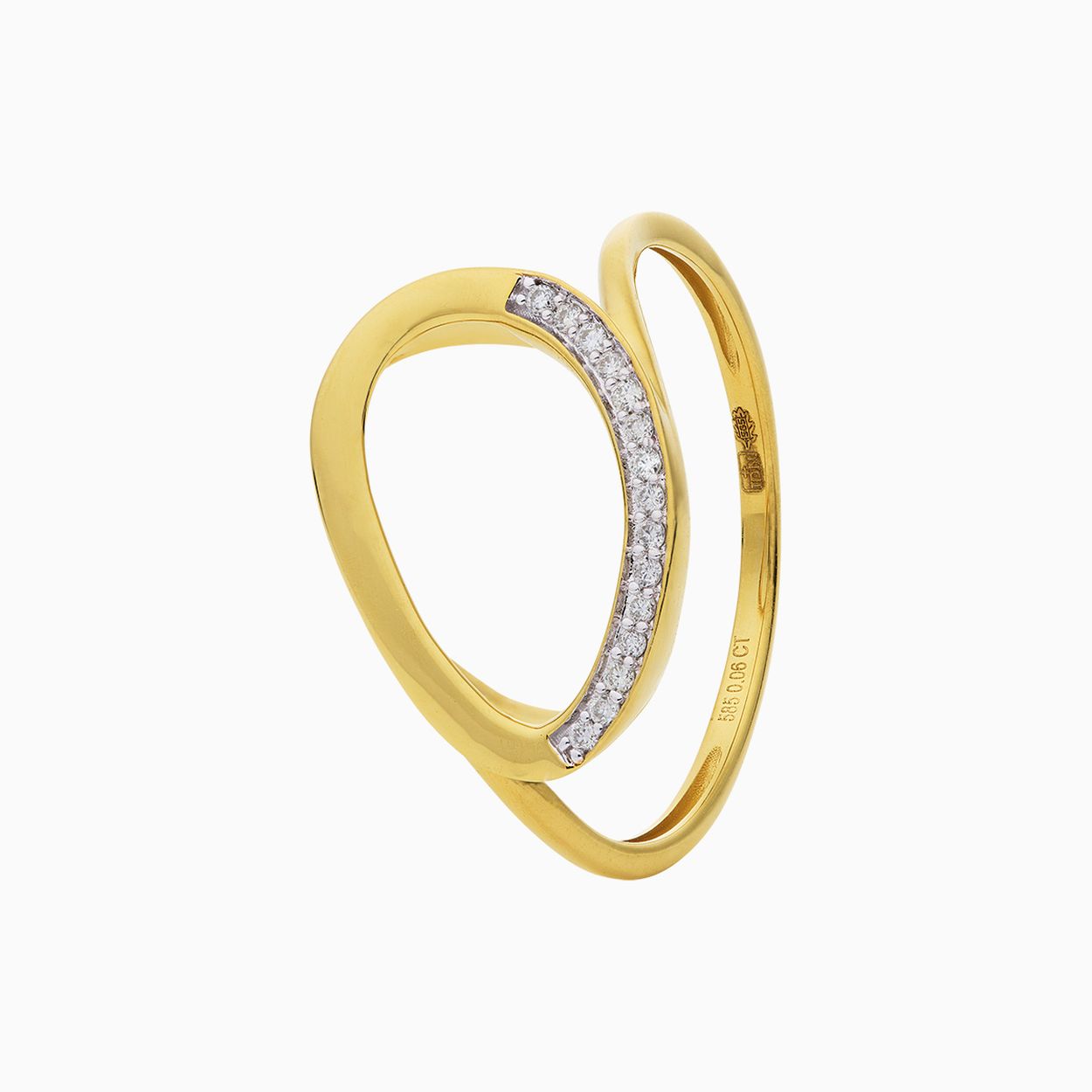 Deze gouden Eclat ring voor dames heeft een opvallend design met glanzende accenten. De ring is gemaakt van hoogwaardig materiaal en is perfect voor dagelijks gebruik of speciale gelegenheden. Draag de ring alleen of combineer hem met andere sieraden voor een trendy look. Een geweldige aanvulling op elke sieradencollectie!

De beste manier om deze ring te dragen is om hem te combineren met andere gouden accessoires voor een stijlvolle en elegante uitstraling. De ring is geschikt voor zowel dagelijks gebruik als speciale gelegenheden en voegt een vleugje glamour toe aan elke outfit. Maak een statement met deze prachtige gouden Eclat ring!