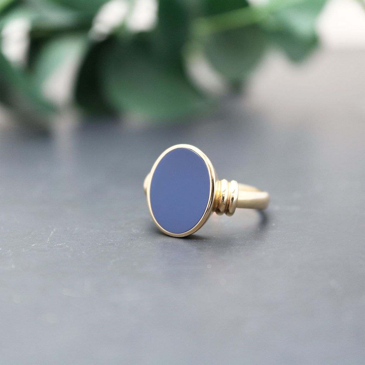 Gouden zegelring massief met blauwlagensteen (agaat)  

Al 75 jaar maakt R&C de allermooiste zegelringen van Nederland. Altijd massief, altijd met de hand en zonder uitzondering, altijd volgens de ambachtelijke en heraldische regels waar echte zegelringen aan moeten voldoen. De lagenstenen worden niet geplakt maar altijd gezet, dit proces is enorm arbeidsintensief en zeer lastig, maar voor ons de enige manier om een echte zegelring van een lagensteen te voorzien. Al onze gravures worden uitsluitend met de hand geplaatst door de allerbeste handgraveurs. Onze zegelringen zijn ware kunststukken.

Leverbare goudkleuren: 14kts geel, wit en roségoud.

Alle R&C sieraden worden handgemaakt van verantwoord en 100% gerecycled goud.