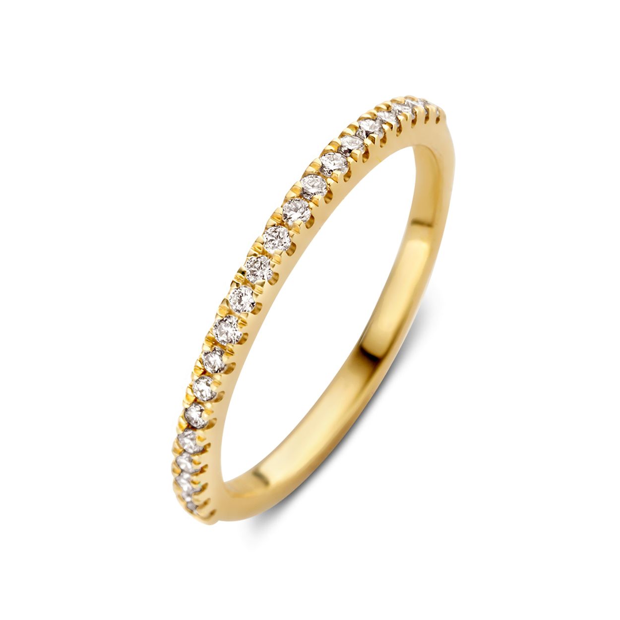 Millie is een klassieke rijring welke je onmiddellijk tegemoet schittert. De ring is halfom gezet met fijne briljanten in stevige chatonzetting. Dankzij deze open zetting zijn de diamanten niet alleen goed beschermd, maar kunnen ze het licht optimaal weerkaatsen. Ring Millie is niet voor niets één van de highlights in onze collectie. Ze is perfect te combineren met veel van onze andere ringen. Probeer Millie bijvoorbeeld eens in combinatie met solitair Olivia. 