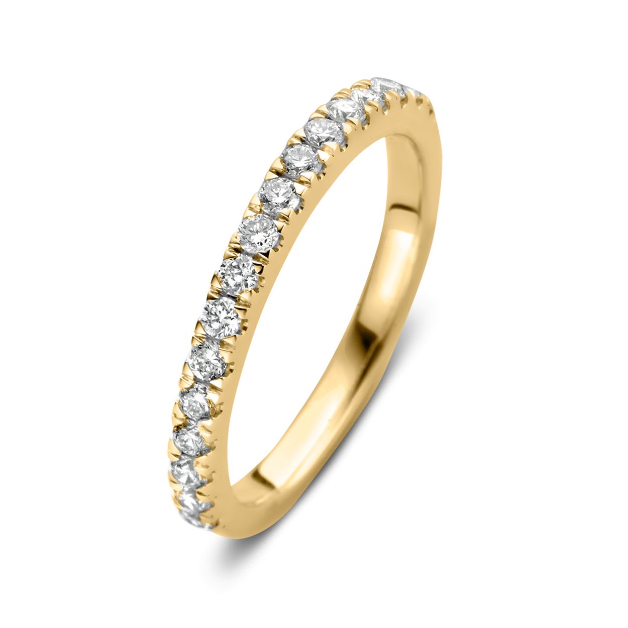 18 Karaat geel gouden Aurore ring model Millie. Millie is een klassieke rijring welke je onmiddellijk tegemoet schittert. De ring is halfom gezet met fijne briljanten in stevige chatonzetting. Dankzij deze open zetting zijn de diamanten niet alleen goed beschermd, maar kunnen ze het licht optimaal weerkaatsen. Ring Millie is niet voor niets één van de highlights in onze collectie. Ze is perfect te combineren met veel van onze andere ringen. Probeer Millie bijvoorbeeld eens in combinatie met solitair Olivia. Kies zelf de gewenste steengrootte van jouw diamanten. Ring Millie is in verschillende breedtes en goudkleuren verkrijgbaar. 