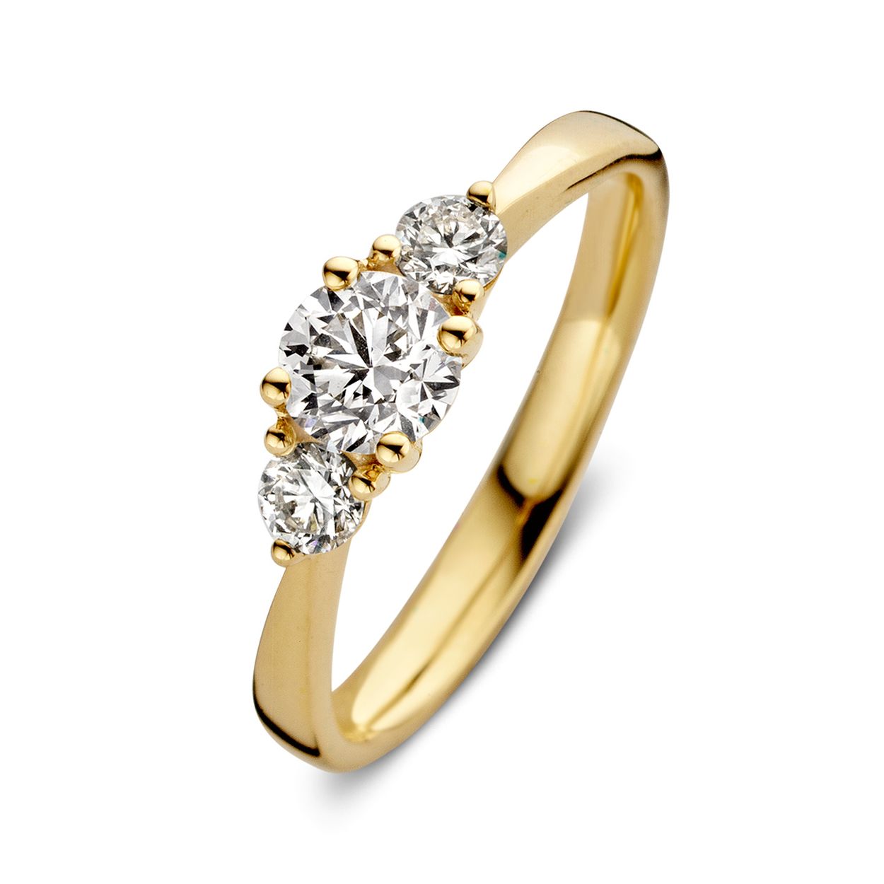 18 Karaat geel gouden Aurore ring met 0.75 crt Lab-Grown Diamonds. Model Alix.
Alix is onze schitterende driesteensring! Zoals de naam al verklapt bevat de ring drie diamanten, waarbij de twee zijstenen de grote middensteen extra laten stralen. Bij een driesteensring staan de drie stenen symbool voor het verleden, heden en de toekomst. Het is daarom een perfecte ring voor speciale gelegenheden als bijvoorbeeld een verloving! We hebben Alix bovendien zo ontworpen dat er een aanschuif- of trouwring tegenaan gedragen kan worden. Wat dacht je bijvoorbeeld van onze Millie ring?
Kies zelf de gewenste steengrootte van jouw diamanten. De Alix ring is in verschillende maten en goudkleuren beschikbaar. 