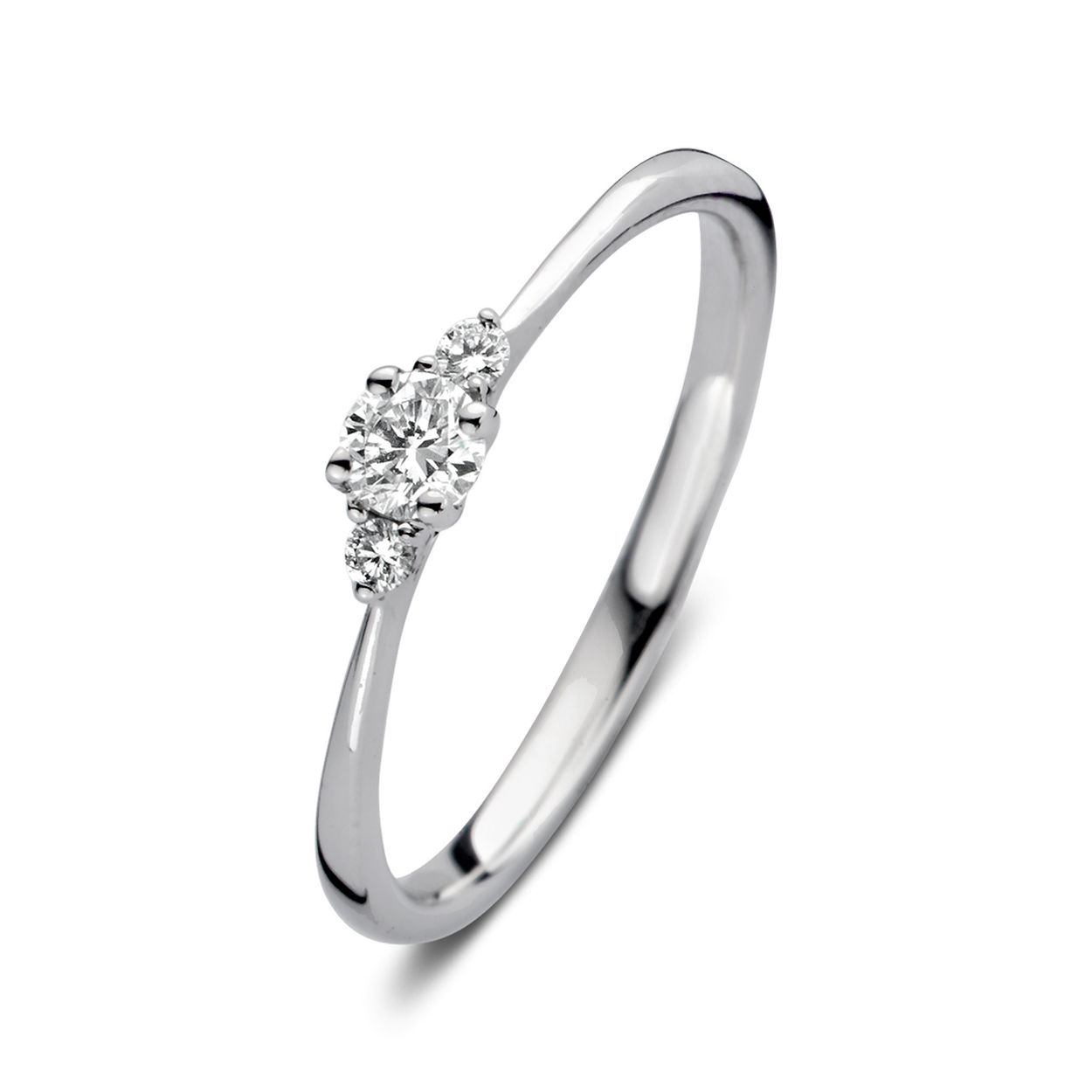 18 Karaat wit gouden Aurore ring met 0.20 crt Lab-Grown Diamonds. Model Alix. Alix is onze schitterende driesteensring! Zoals de naam al verklapt bevat de ring drie diamanten, waarbij de twee zijstenen de grote middensteen extra laten stralen. Bij een driesteensring staan de drie stenen symbool voor het verleden, heden en de toekomst. Het is daarom een perfecte ring voor speciale gelegenheden als bijvoorbeeld een verloving! We hebben Alix bovendien zo ontworpen dat er een aanschuif- of trouwring tegenaan gedragen kan worden. Wat dacht je bijvoorbeeld van onze Millie ring? Kies zelf de gewenste steengrootte van jouw diamanten. De Alix ring is in verschillende maten en goudkleuren beschikbaar.