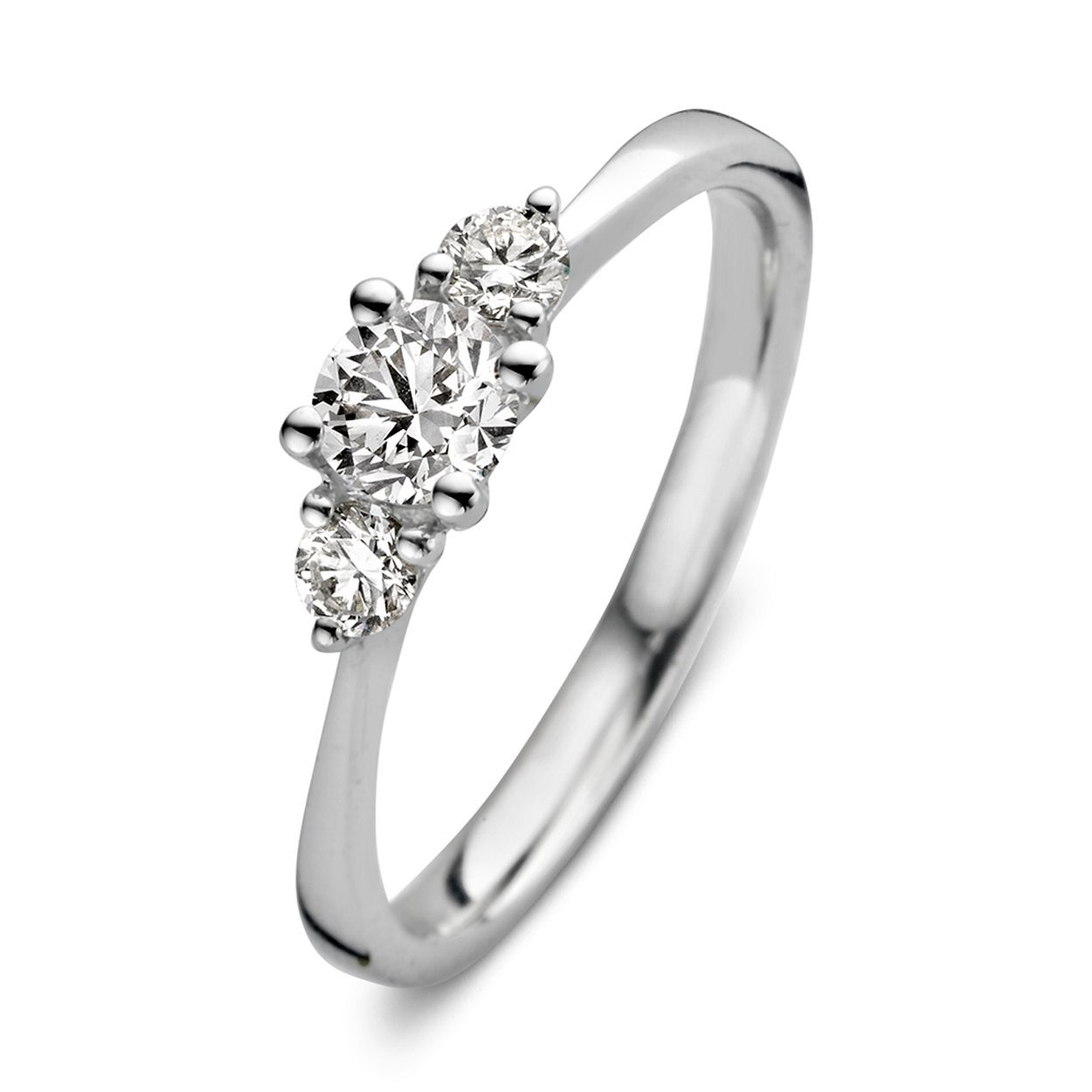Alix is een schitterende driesteensring! Zoals de naam al verklapt bevat de ring drie diamanten, waarbij de twee zijstenen de grote middensteen extra laten stralen. Bij een driesteensring staan de drie stenen symbool voor het verleden, heden en de toekomst. Het is daarom een perfecte ring voor speciale gelegenheden als bijvoorbeeld een verloving! We hebben Alix bovendien zo ontworpen dat er een aanschuif- of trouwring tegenaan gedragen kan worden. Wat dacht je bijvoorbeeld van de Aurore Millie ring?

Kies zelf de gewenste steengrootte van jouw diamanten. De Alix ring is in verschillende maten en goudkleuren beschikbaar. 