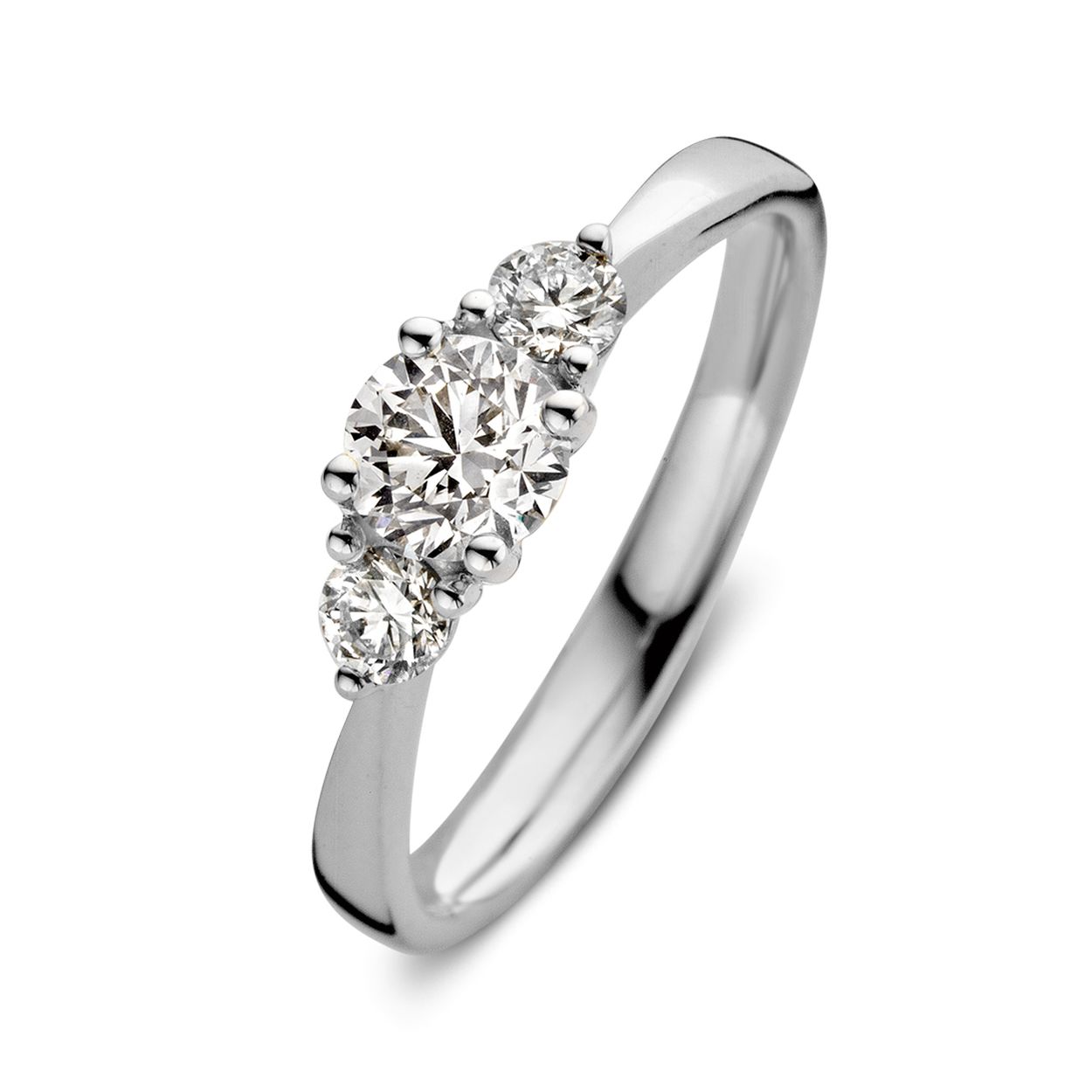18 Karaat wit gouden Aurore ring met 0.75 crt Lab-Grown Diamonds. Model Alix.
Alix is onze schitterende driesteensring! Zoals de naam al verklapt bevat de ring drie diamanten, waarbij de twee zijstenen de grote middensteen extra laten stralen. Bij een driesteensring staan de drie stenen symbool voor het verleden, heden en de toekomst. Het is daarom een perfecte ring voor speciale gelegenheden als bijvoorbeeld een verloving! We hebben Alix bovendien zo ontworpen dat er een aanschuif- of trouwring tegenaan gedragen kan worden. Wat dacht je bijvoorbeeld van onze Millie ring?
Kies zelf de gewenste steengrootte van jouw diamanten. De Alix ring is in verschillende maten en goudkleuren beschikbaar. 