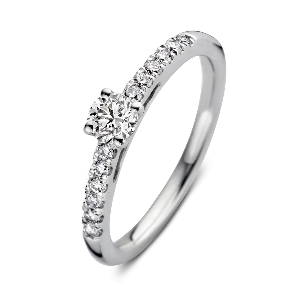 18 Karaat wit gouden Aurore ring met 0.50 crt Lab-Grown Diamonds. Model Mary.
Ring Mary is een absoluut plaatje om te zien. Deze moderne klassieker bevat een prachtige briljant in vierpootszetting omgeven door fijnere briljanten in de scheen. Dankzij de open zetting vangt de diamant veel licht en schittert hij optimaal. Mary is prachtig te combineren met  een gladde of diamanten rijring. Probeer haar voor extra sparkle bijvoorbeeld eens samen met ring Millie.
Kies zelf de gewenste steengrootte van jouw diamanten. Ring Mary is in verschillende maten verkrijgbaar. 