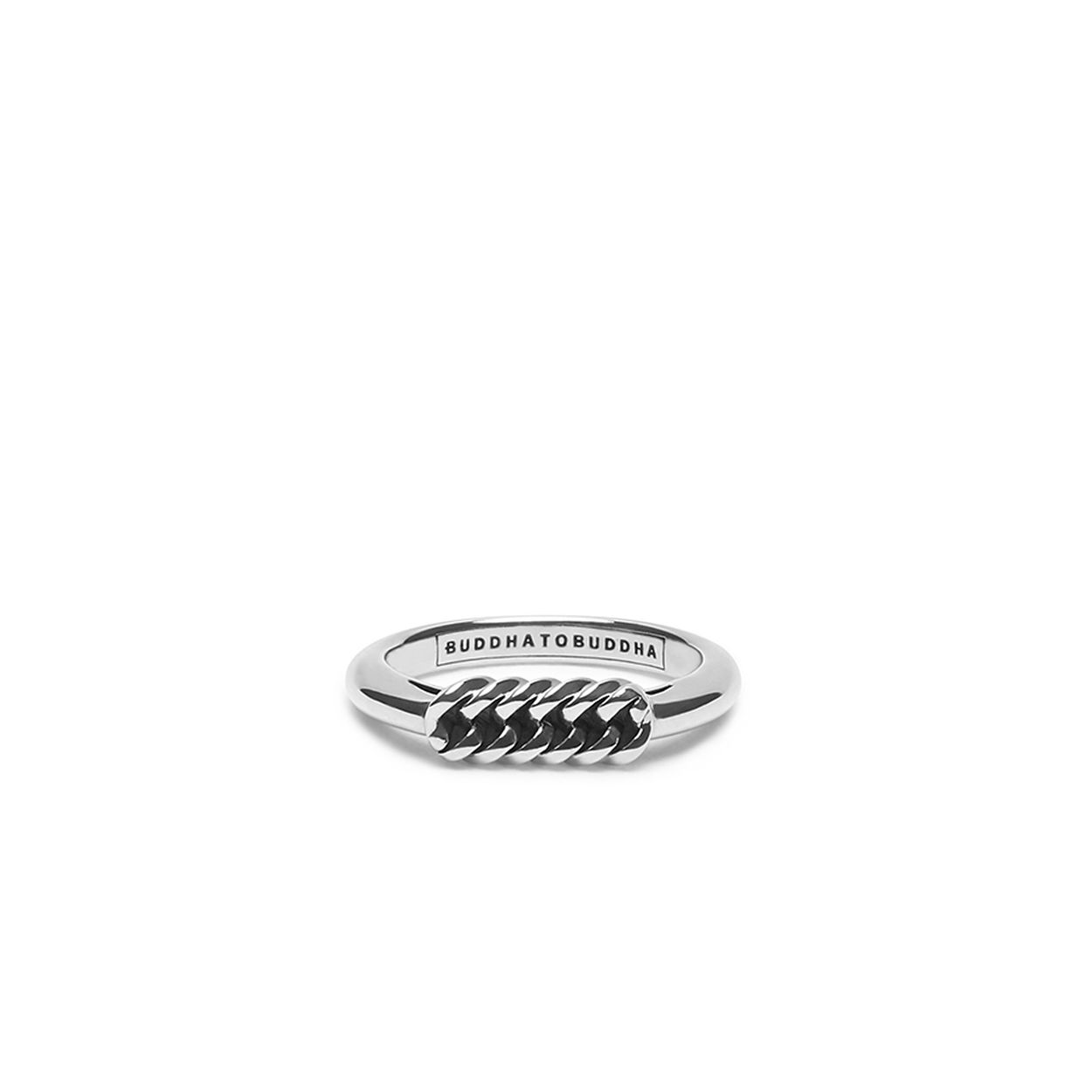 016 19 - REFINED CHAIN RING
De Refined collectie heeft een verfijnde en elegante stijl. Het ontwerp van deze subtiele zilveren ring is gebaseerd op de bekende schakel van de Chain-familie. De Chain schakel is nu geïntegreerd in een prachtige verfijnde ring en maakt een gedurfde maar toch stijlvol statement. De ring is handgemaakt uit 925 sterling zilver.
EIGENSCHAPPEN