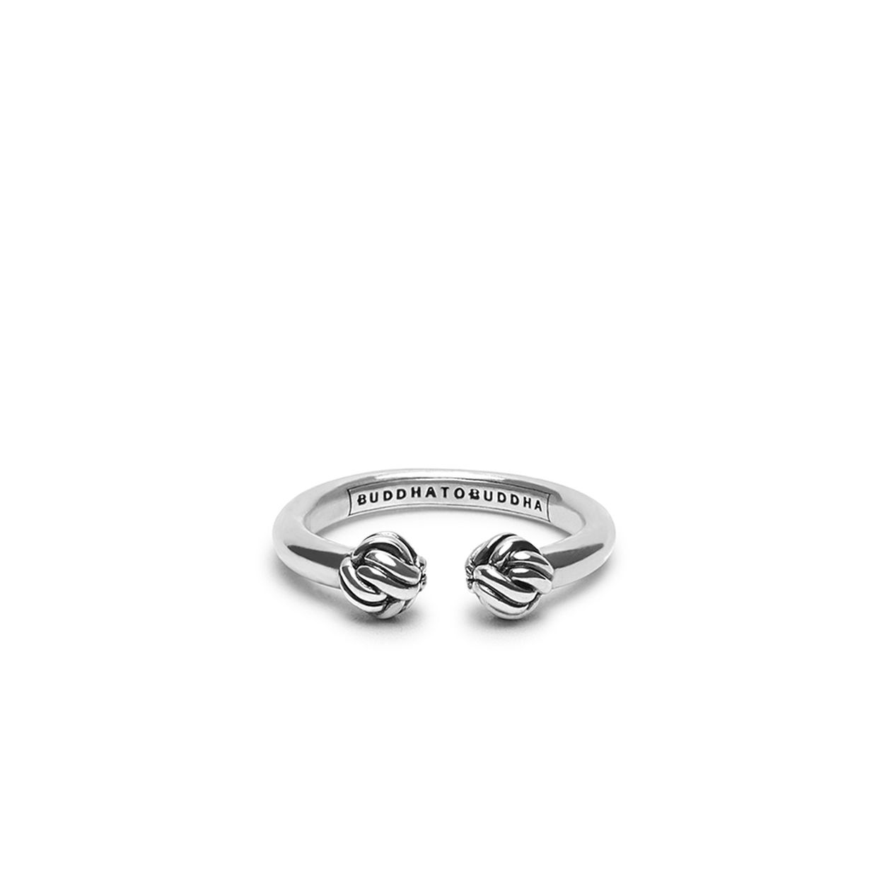 Onze Refined collectie heeft een verfijnde en elegante stijl. Het ontwerp van deze subtiele zilveren ring is gebaseerd op de bekende schakel van de Katja-familie. De Katja schakel is een geweven design en deze details komen terug in deze verfijnde zilveren ring. De ring is handgemaakt uit 925 sterling zilver. Deze ring valt in de categorie smalle ringen.