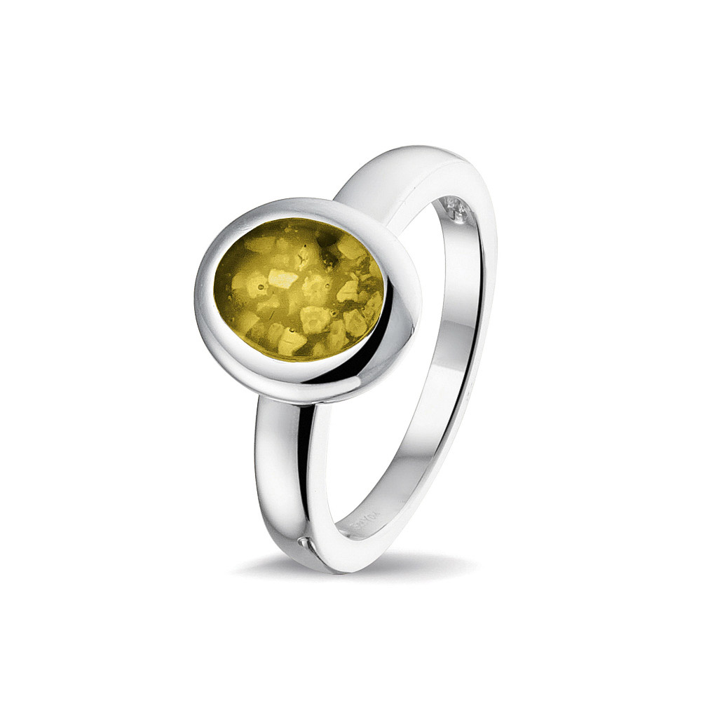 Gedenksieraden: Samen Herinneren, Voor Altijd Dichtbij

Een gedenksieraad is m&eacute;&eacute;r dan een sieraad. Het is een tastbare herinnering aan een dierbare die u mist, een symbool van liefde, verbondenheid en troost.

Bij het ontwerpen van een gedenksieraad staat uw verhaal centraal. In alle rust nemen we de tijd om samen met u iets persoonlijks te cre&euml;ren, een sieraad dat past bij uw herinnering, uw gevoel en uw wensen. Of het nu gaat om een hanger met een vingerafdruk, een ring waarin as of haar wordt verwerkt, of een subtiel symbool met een diepe betekenis: u bent van harte welkom om mee te denken en betrokken te zijn bij elke stap.

Wilt u aanwezig zijn bij het vullen van het sieraad met as of haar? Dat kan. We bieden u de mogelijkheid om in alle rust en privacy dit bijzondere moment mee te beleven, zodat u met een gerust hart weet dat het met zorg en respect gebeurt.
We luisteren, adviseren en maken met liefde een uniek sieraad dat voor u van onschatbare waarde is.

Samen ontwerpen. In liefde herinneren. Voor altijd koesteren.