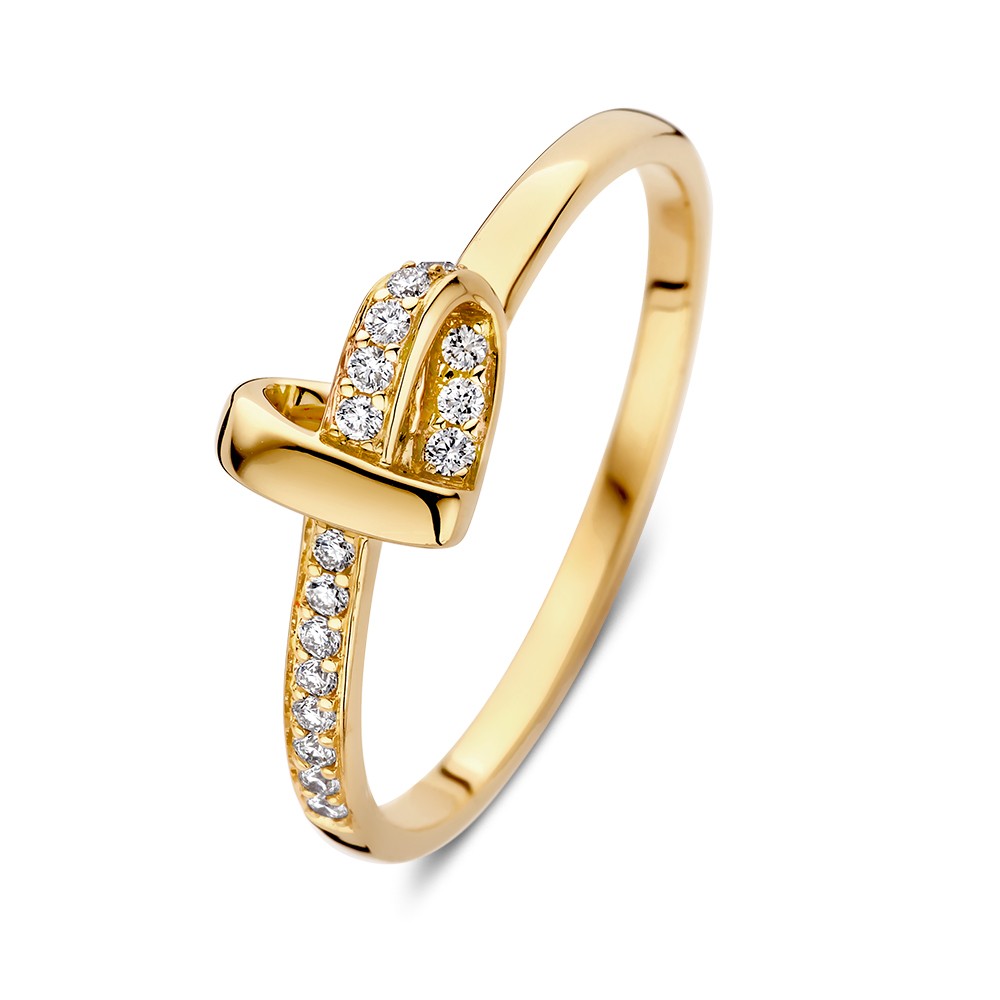 Deze elegante 14-karaats geelgouden ring straalt liefde en verfijning uit. Het subtiele hartjesontwerp in het midden maakt het een romantisch sieraad, perfect als cadeau of symbool van verbondenheid. De briljant geslepen diamant van 0,11 karaat zorgt voor een schitterende finishing touch. Tijdloos, stijlvol en met vakmanschap gemaakt.
