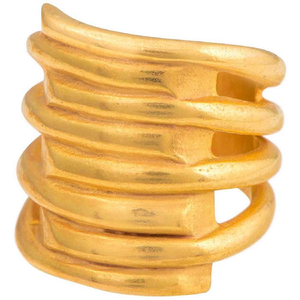 Deze ring is van het merk UNO de 50. Het is een damessieraad gemaakt van metaal. De ring is goud van kleur. De maat van het sieraad is 17.5.