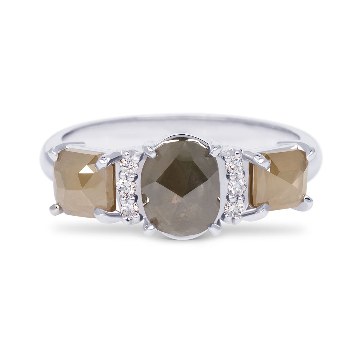 witgouden R&C ring uit de Nous collectie met 3 roosgeslepen fancy-colored diamanten totaal 1.95 Crt  
