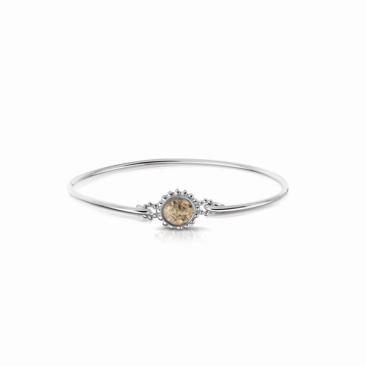 Gedenksieraden: Samen Herinneren, Voor Altijd Dichtbij

Een gedenksieraad is m&eacute;&eacute;r dan een sieraad. Het is een tastbare herinnering aan een dierbare die u mist, een symbool van liefde, verbondenheid en troost.

Bij het ontwerpen van een gedenksieraad staat uw verhaal centraal. In alle rust nemen we de tijd om samen met u iets persoonlijks te cre&euml;ren, een sieraad dat past bij uw herinnering, uw gevoel en uw wensen. Of het nu gaat om een hanger met een vingerafdruk, een ring waarin as of haar wordt verwerkt, of een subtiel symbool met een diepe betekenis: u bent van harte welkom om mee te denken en betrokken te zijn bij elke stap.
Wilt u aanwezig zijn bij het vullen van het sieraad met as of haar? Dat kan.
 We bieden u de mogelijkheid om in alle rust en privacy dit bijzondere moment mee te beleven, zodat u met een gerust hart weet dat het met zorg en respect gebeurt.
We luisteren, adviseren en maken met liefde een uniek sieraad dat voor u van onschatbare waarde is.

Samen ontwerpen. In liefde herinneren. Voor altijd koesteren.