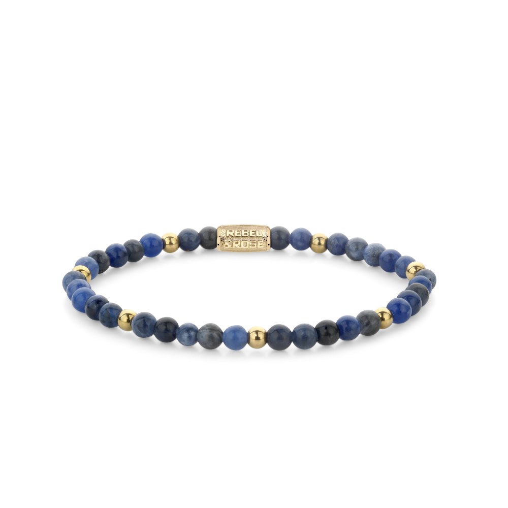 Armband van het merk Rebel & Rose. De armband heeft een hoogwaardige elastische stretch koord, met 4mm kralen van Sodaliet, 18 ct gold plated.