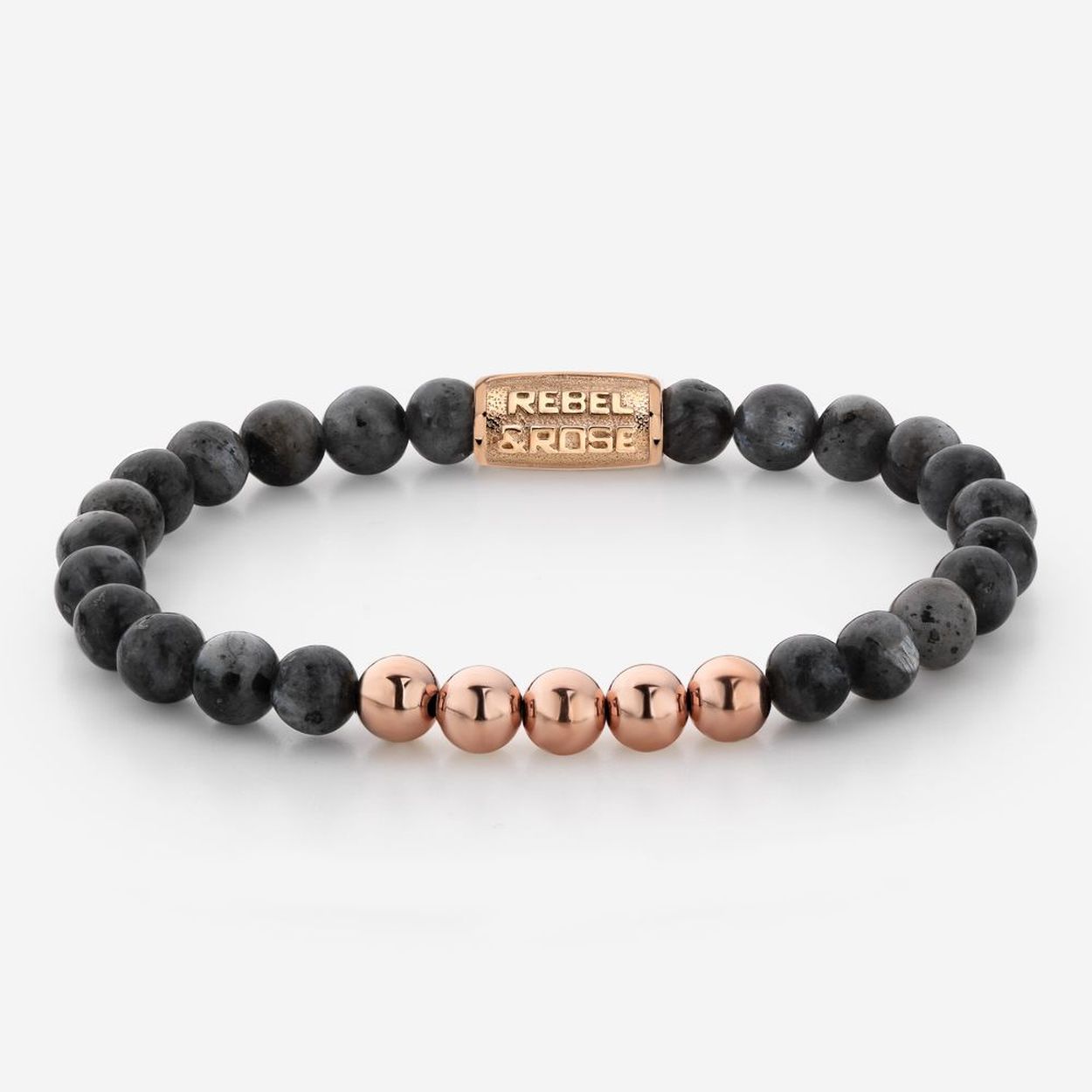 Natuurstenen armband van het merk Rebel & Rose. De armband heeft een hoogwaardige elastische stretch koord, 6mm Larvikite Grey natuurstenen beads en rose-goldplated metalen slotje