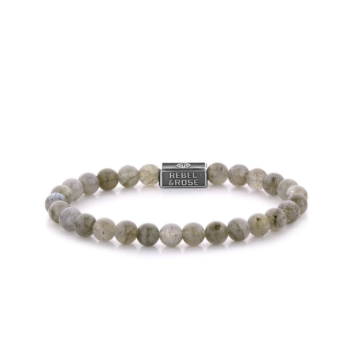 Dit grijze sieraad van REBEL & ROSE wordt gedragen door heren.