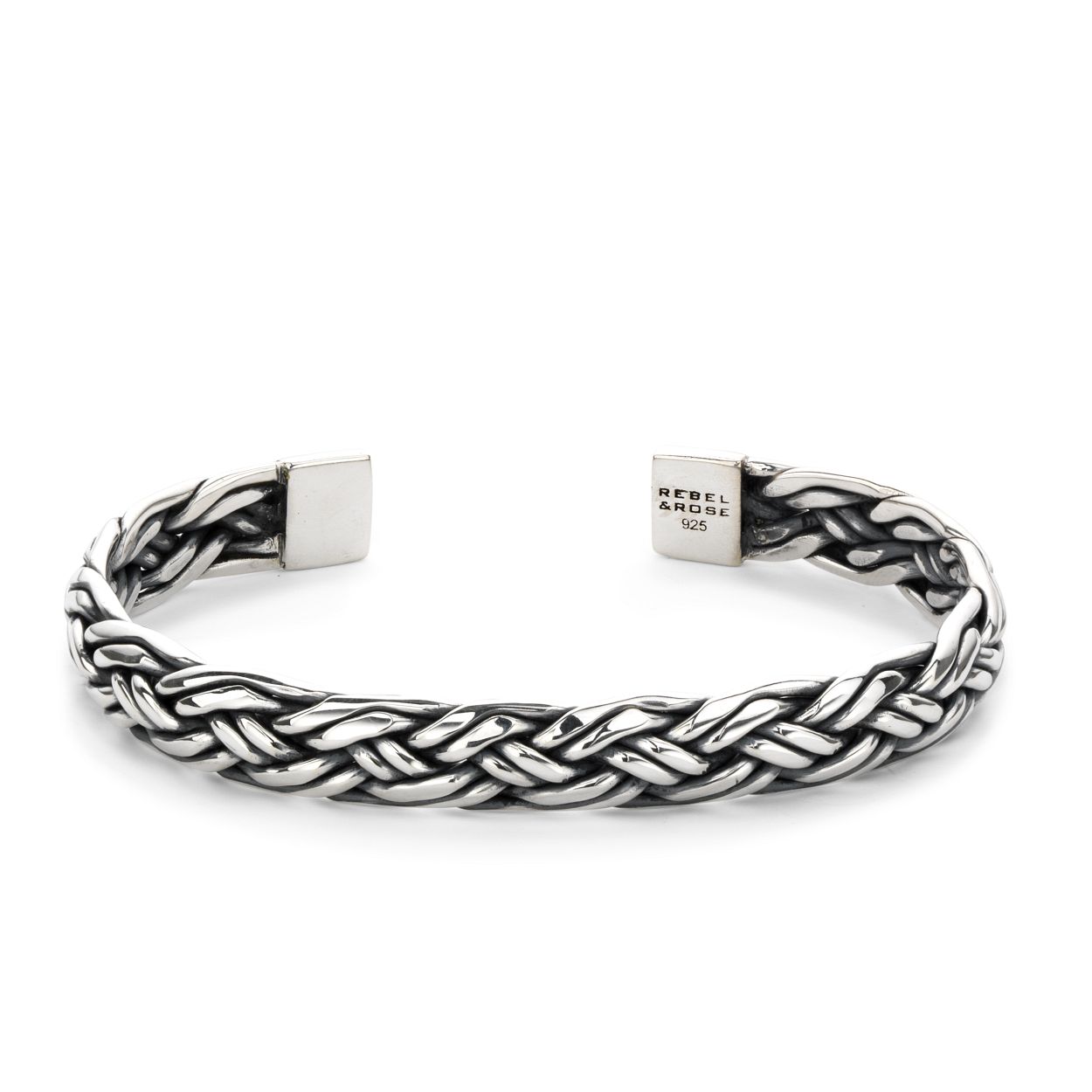 Deze armband is van het merk Rebel & Rose. Het is een herensieraad. De armband is zilver van kleur.