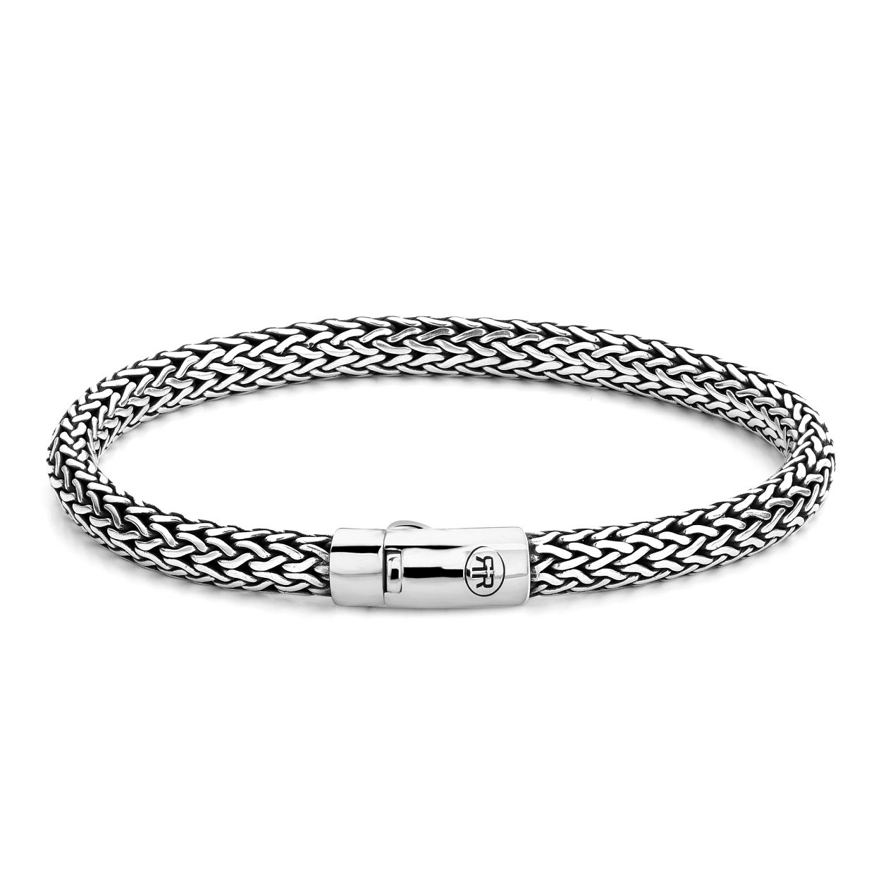 Deze armband is van het merk Rebel & Rose. Het is een unisexsieraad. De armband is zilver van kleur.