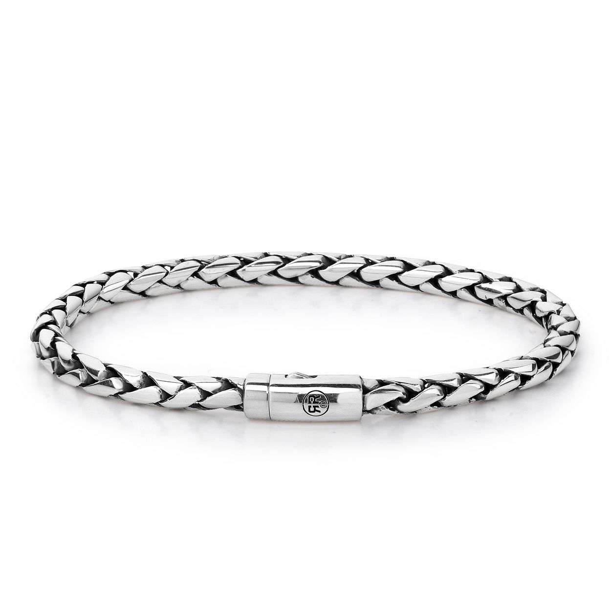 Deze armband is van het merk Rebel & Rose. Het is een herensieraad. De armband is zilver van kleur.