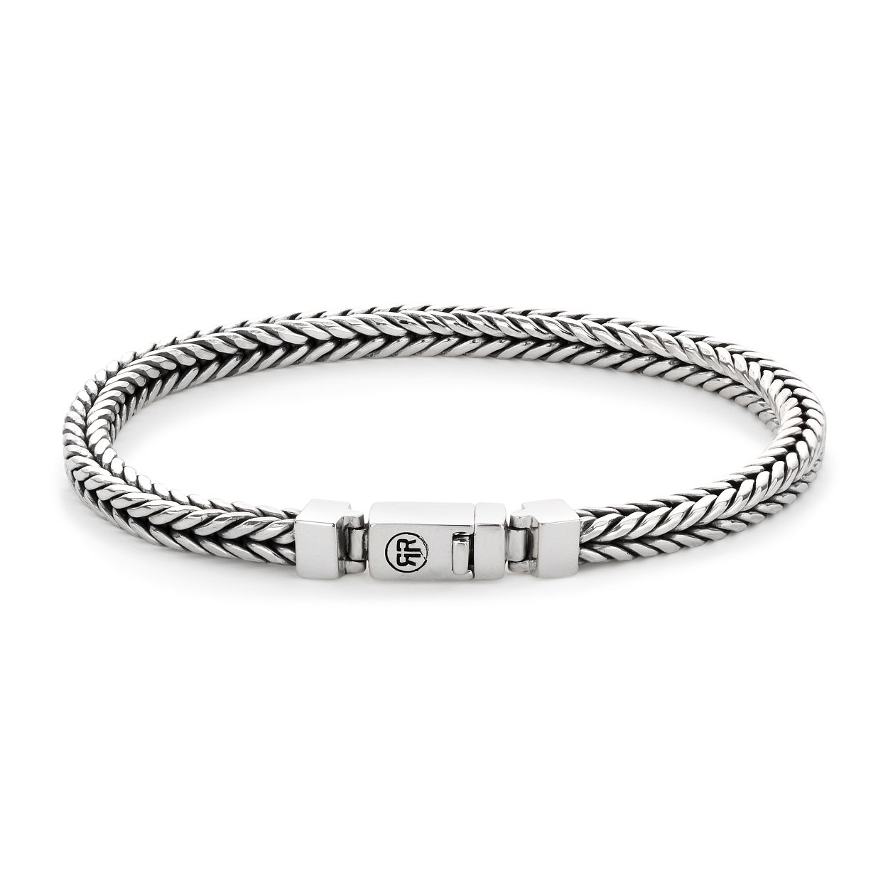 De Small Link 5 mm armband van Rebel & Rose is, zoals de naam al aangeeft, 5 mm breed. Met de hand gemaakt en met de hand gevlochten in 925 sterling zilver. Deze armband is verkrijgbaar in 4 maten en geschikt voor mannen en vrouwen. Dit sieraad laat zich makkelijk comineren met andere sieraden van Rebel & Rosee outfit compleet met deze stijlvolle armband van Rebel & Rose.