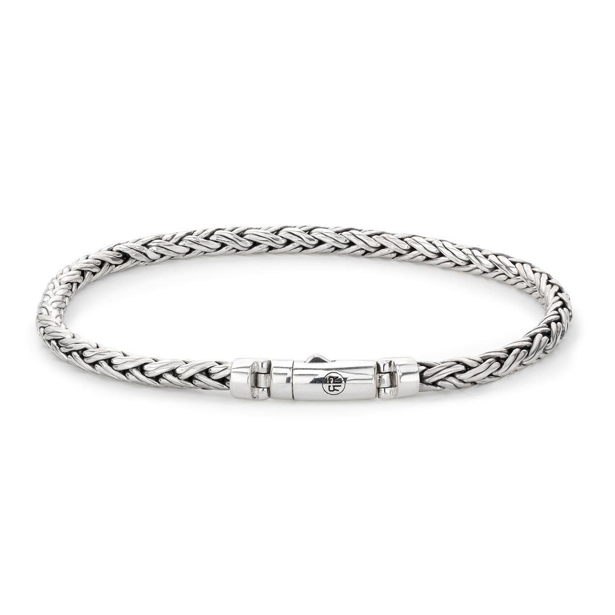 Deze armband is van het merk Rebel & Rose. Het is een herensieraad. De armband is zilver van kleur.