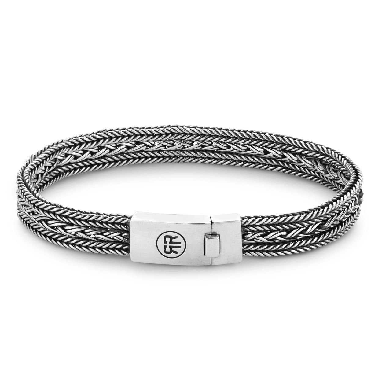 De Electra armband bestaat uit 3 dunne met de hand gevlochten banden. De banden zijn los van elkaar wat een speels effect geeft bij het dragen. De band is 8,5 mm breed, verkrijgbaar in 5 maten en geschikt voor mannen en vrouwen. Het sieraad is mooi te combineren met onze stoere leren armbanden, maar ook met onze kralen armbanden van edelsteen.