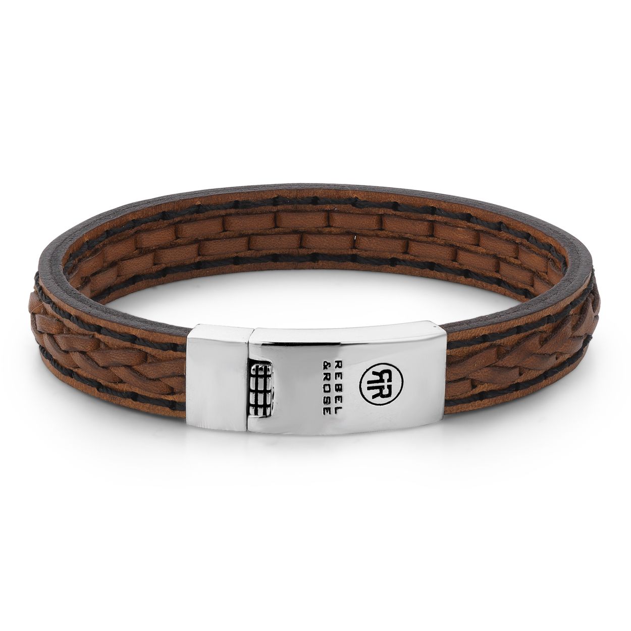 Dit bruine sieraad van REBEL & ROSE wordt gedragen door heren.