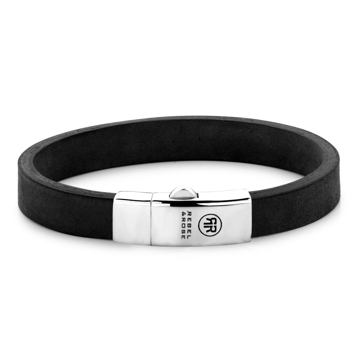 Dit zwarte sieraad van REBEL & ROSE wordt gedragen door heren.