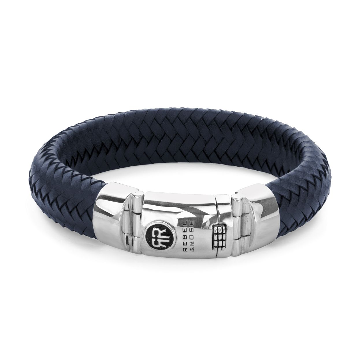 Deze armband is van het merk Rebel & Rose. Het is een herensieraad. De armband is blauw van kleur.