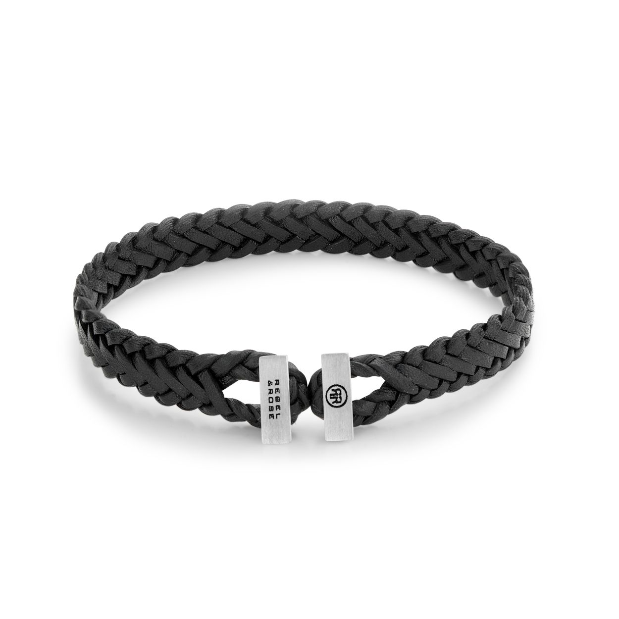 Zwarte met de hand gevlochten leren armband waarbij de eindes van de vlechting vakkundig zijn verwerkt in de band. Er zit geen begin en geen eind aan. Net als bij de bekende ‘Gordiaanse knoop’. De sluiting is van 925 zilver en verbind de 2 uiteinden van de leren band. Daarom heet deze serie Connected in Leather. Het leer wordt soepeler met dragen en dus ook de uiteinden waarmee je de band aan elkaar vast maakt. Deze Rebel & Rose armband laat zich makkelijk combineren met andere zilveren, leren of kralenarmbanden