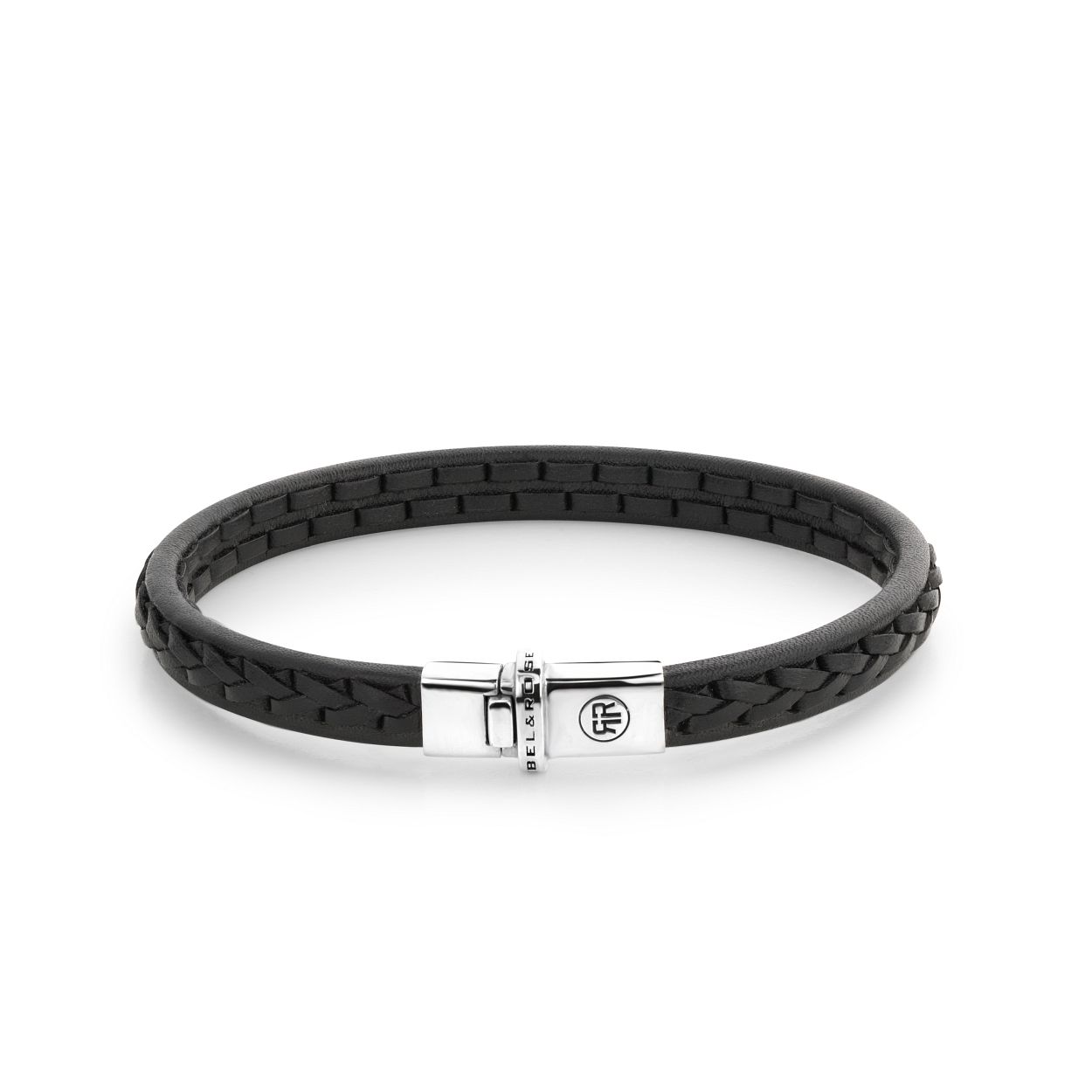 De Single Stranded armband van Rebel and Rose is een handgemaakte armband met volledig zilveren sluiting. Het zwarte leer is 7,5 mm breed en op de band is een patroon gehaakt. De binnenkant van de band is glad wat zorgt voor een perfect draagcomfort. Het leer is met veel zorg en vakmanschap gelooid door de ambachtslieden van Rebel and Rose. Prachtig rundleer dat mooier en soepeler wordt naarmate je het langer draagt. Ze doen het perfect in combinatie met onze Sterling Zilveren armbanden, ringen en kralen armbanden. Het leer moet worden ‘ingedragen’ dus mag in het begin iets strakker zitten dan je zou willen. 