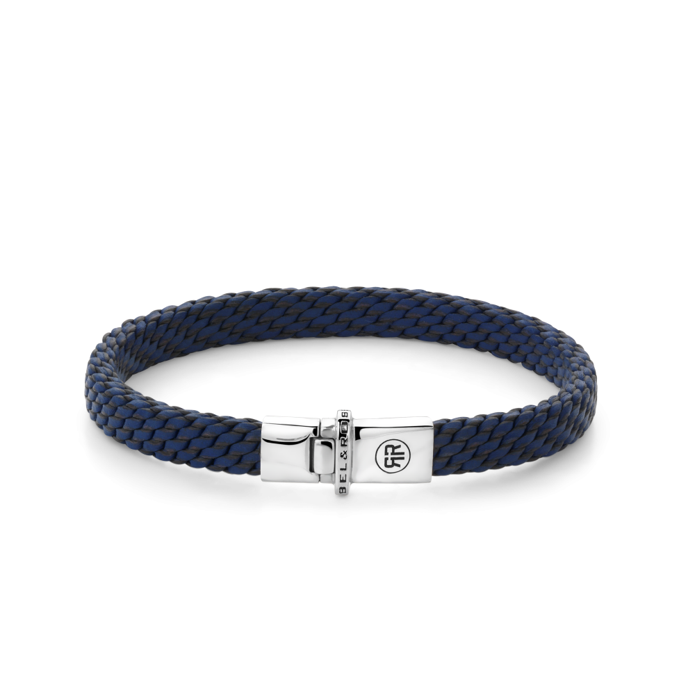 Dit is een armband van het merk Rebel & Rose gemaakt van leer en zilver