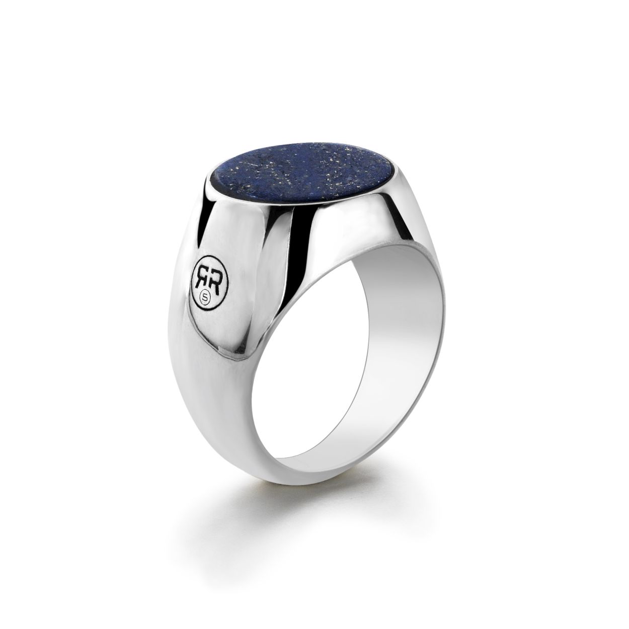 Dit blauwe sieraad van REBEL & ROSE wordt gedragen door heren.